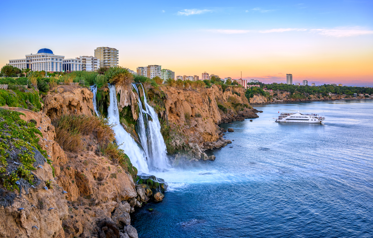 Türkei Urlaub Küstenstadt und Meer mit Bergen