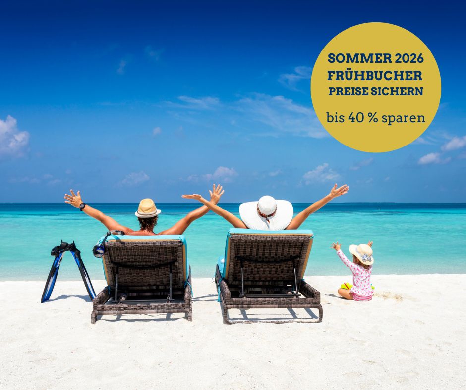 Familie mit Kind am Strand im Frühbucherurlaub