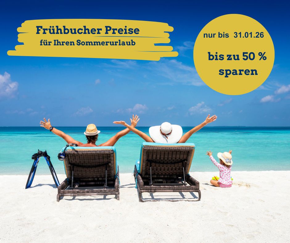 Familie mit Kleinkind sitzt am Strand und guckt auf das azurblaue Meer