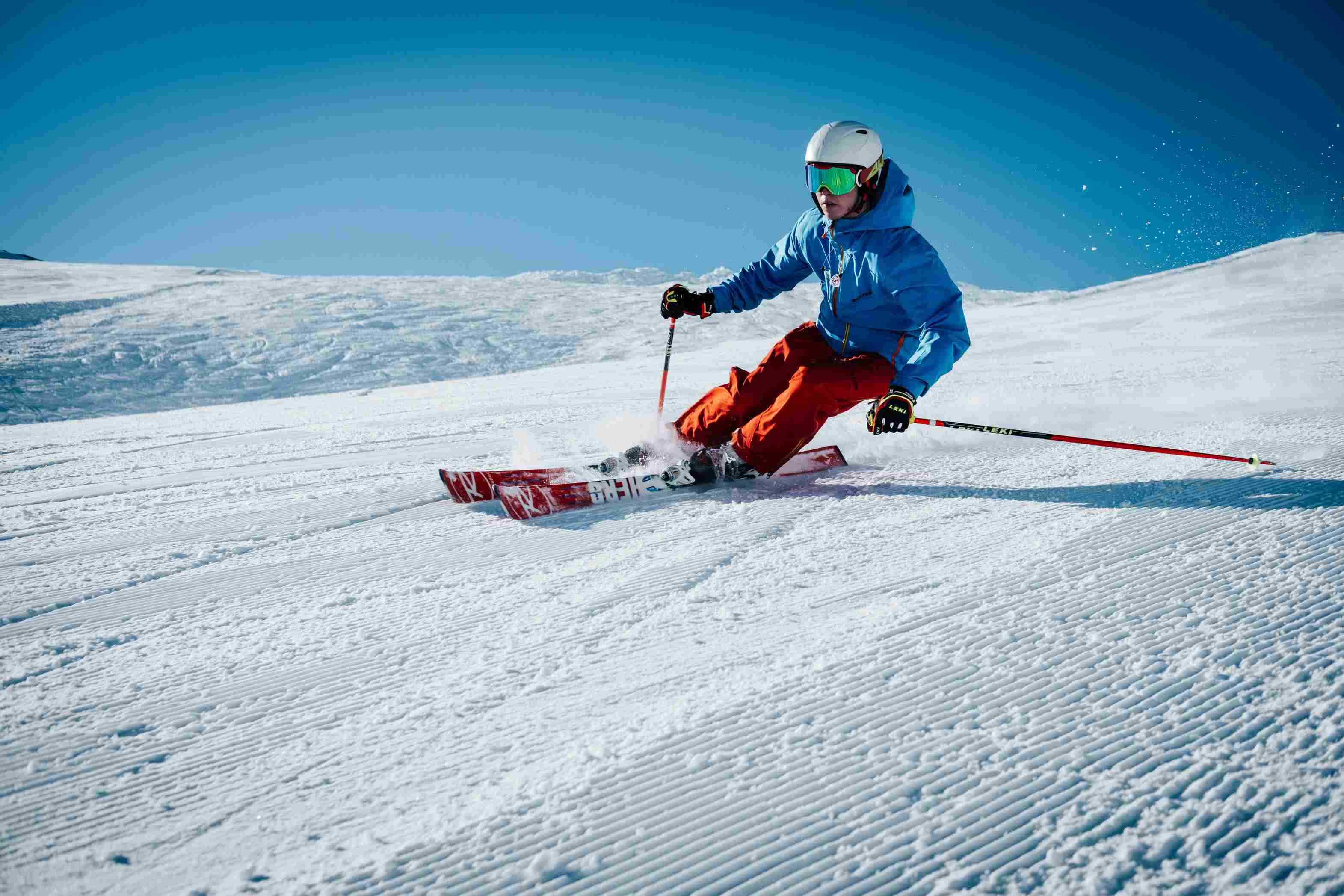 skifahrer Ein Skifahrer fährt eine weiße, leere Piste hinunter