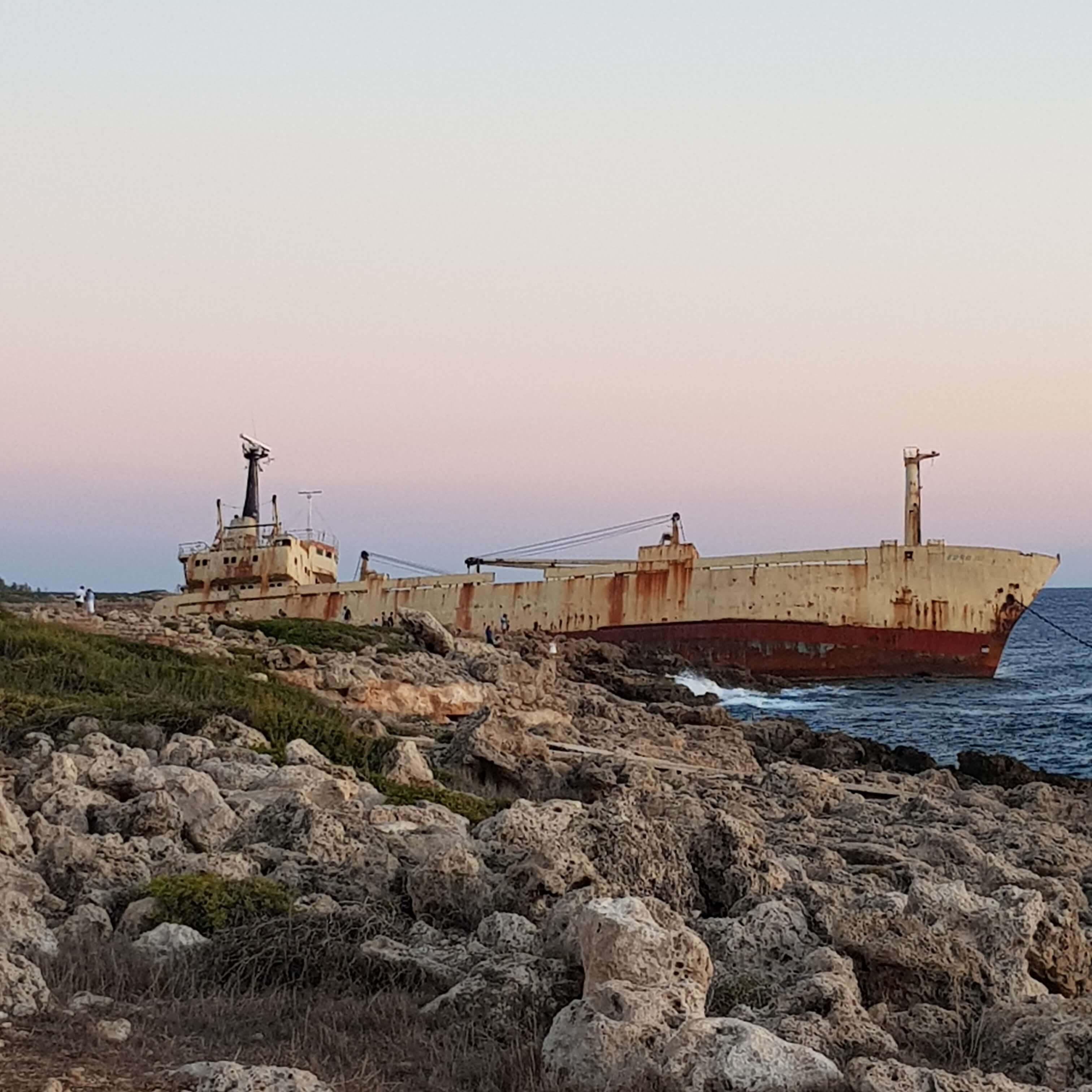 Zypern - Schiffswrack am Meer mit Mietwagen Zypern erkunden mit Mietwagen -Schiffswrack im Osten