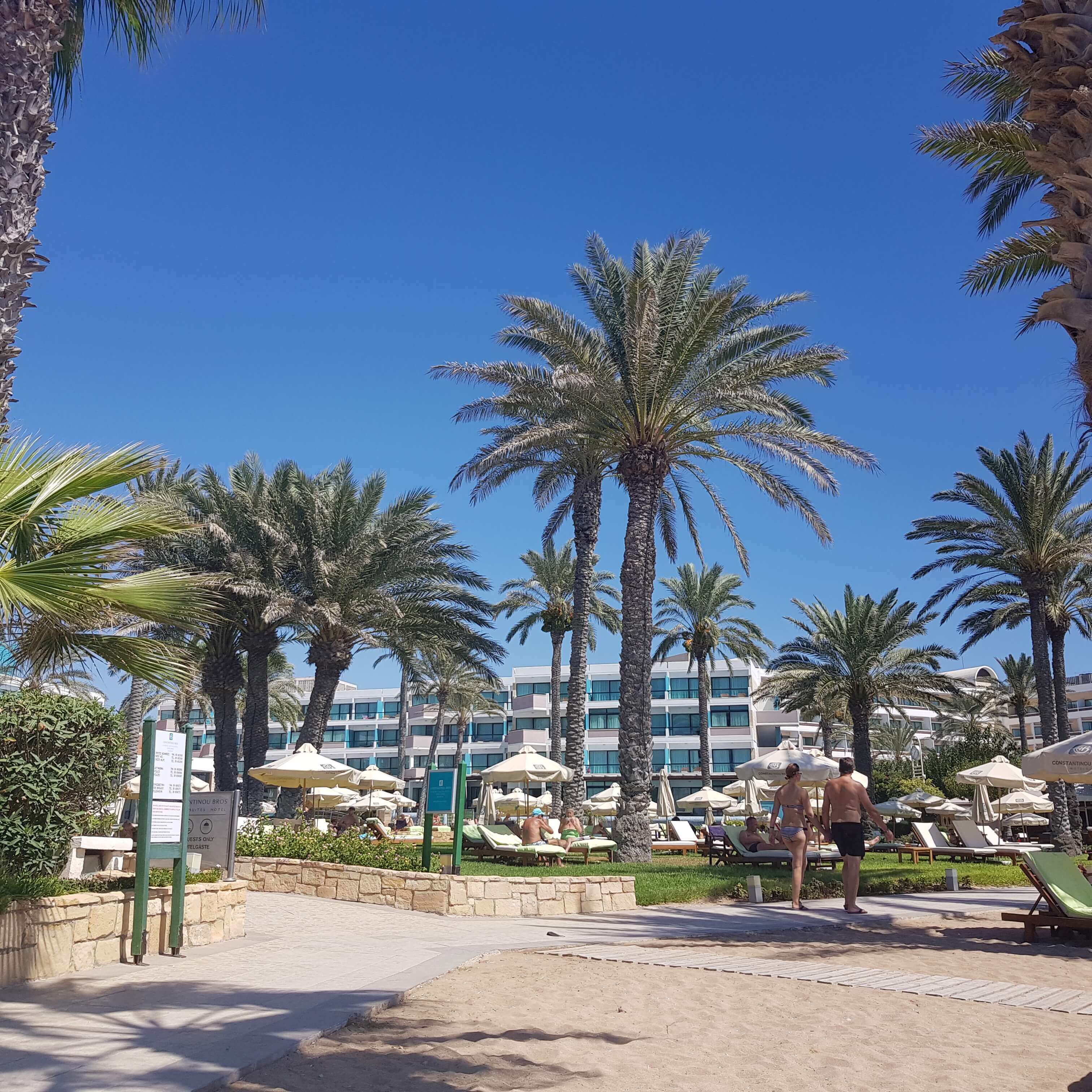 Last Minute Mallorca Urlaub Mallorca Cala: EIne kristallklare, türkise Bucht zwischen Felsen, menschenleer