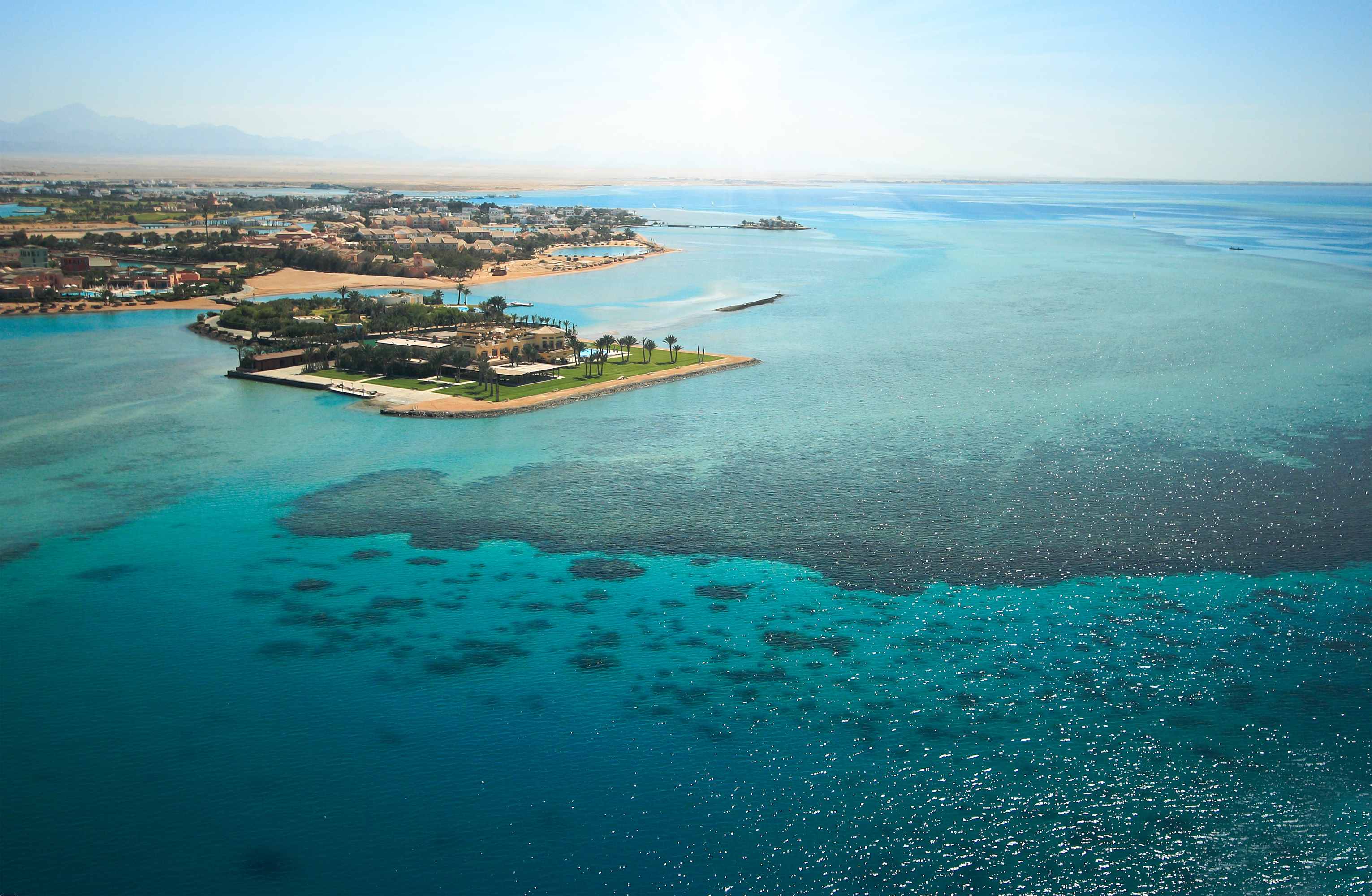 Eine Luftaufnahme einer Lagunenlandschaft im türkis-blauen Meer