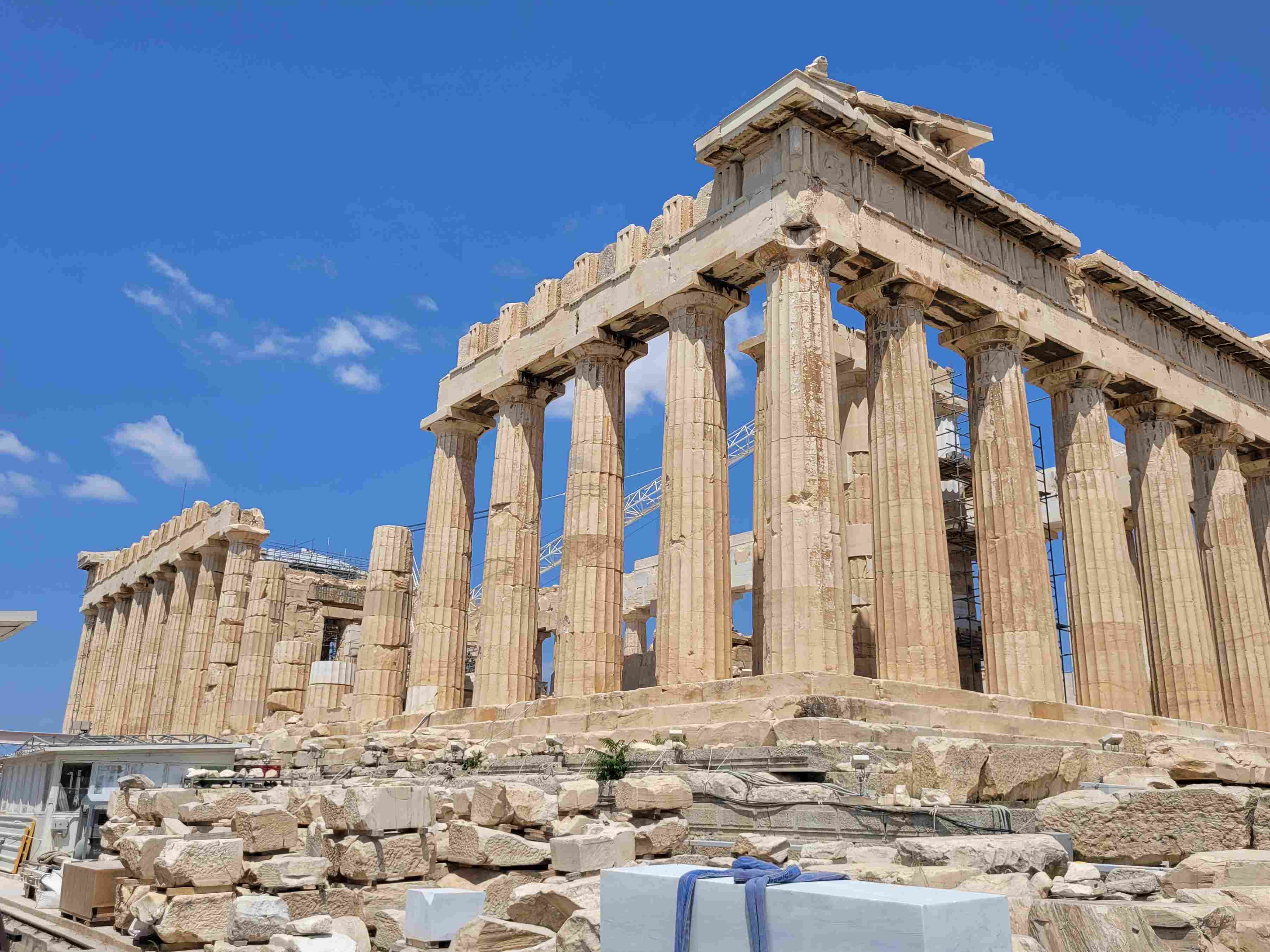 Die historischen Säulen der Akropolis in Athen unter strahlend blauem Himmel