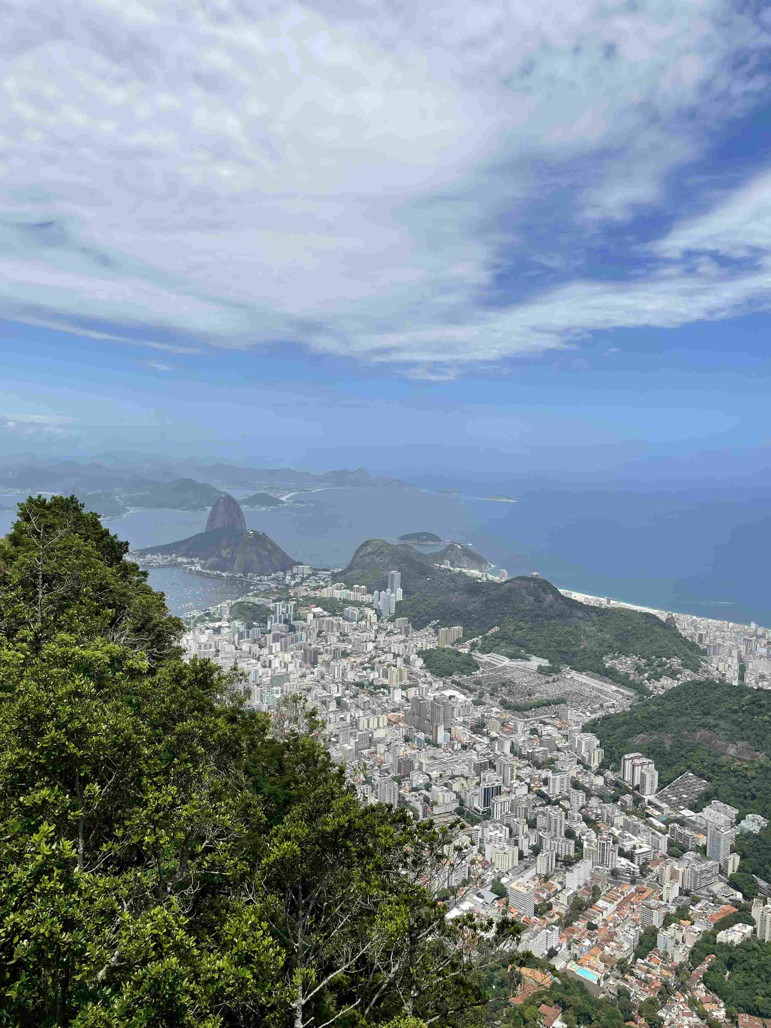 Die Aussicht auf Rio, Berge, das Meer und den Zuckerhut