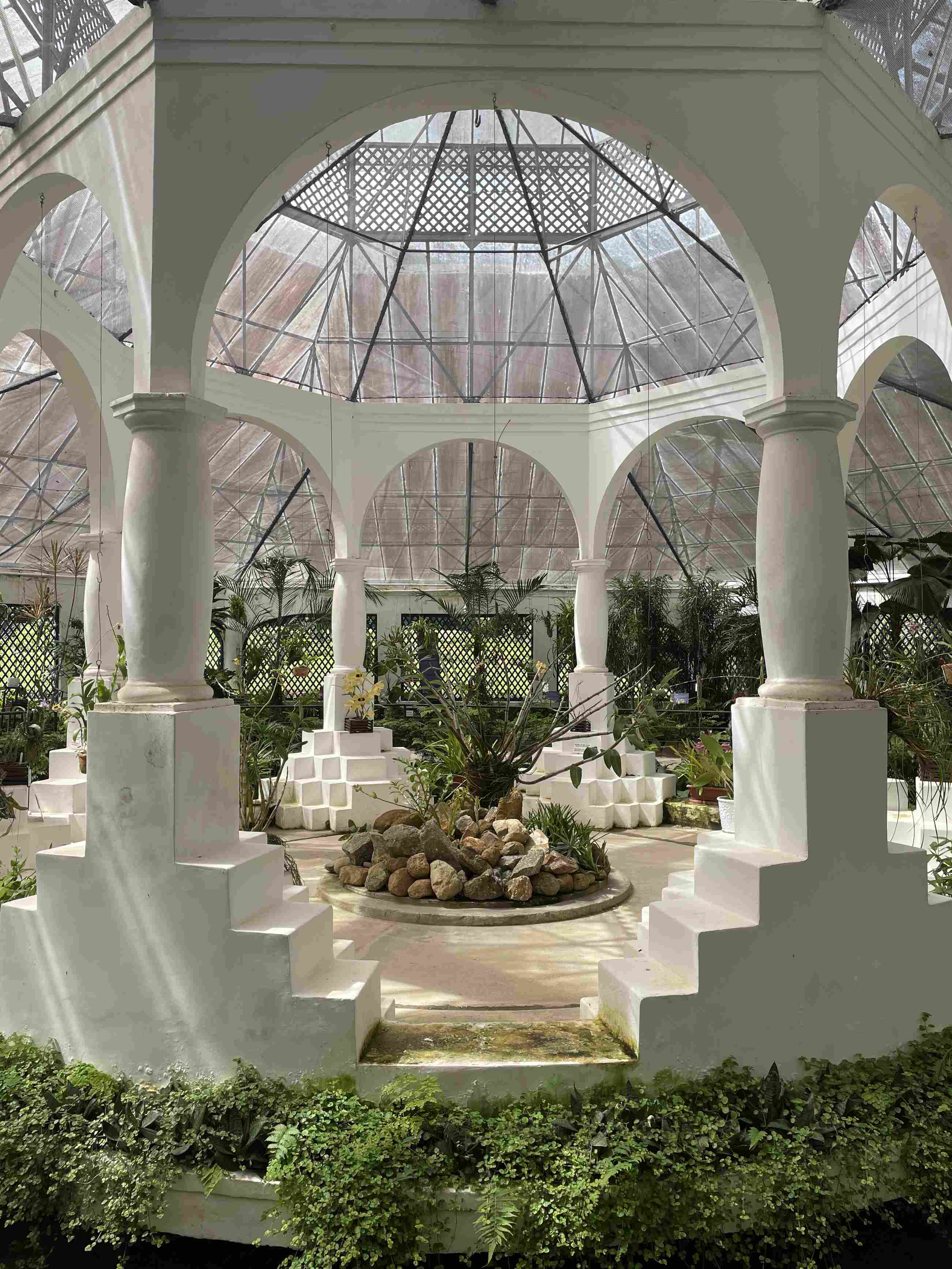 Ein weißer Pavillon aus Stein mit Säulen im botanischen Garten in Rio