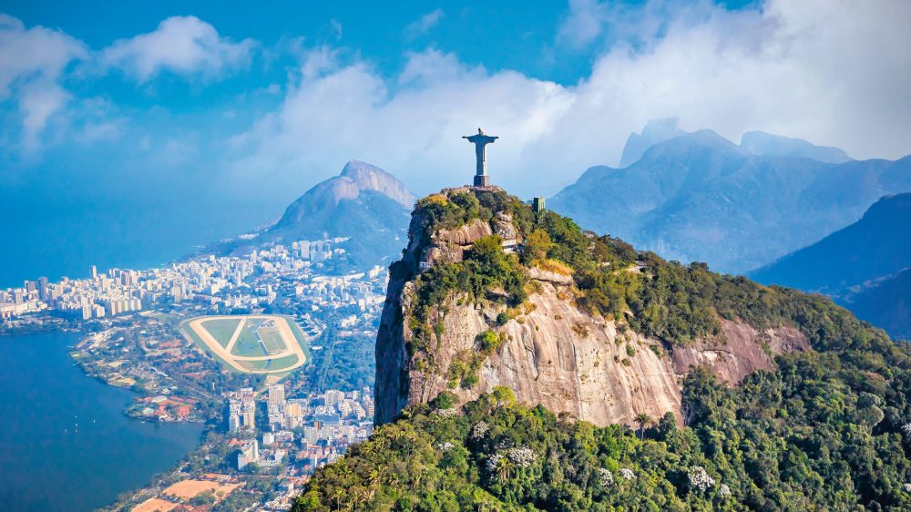 Auf einem Berg steht die Christusstatue von Rio de Janeiro