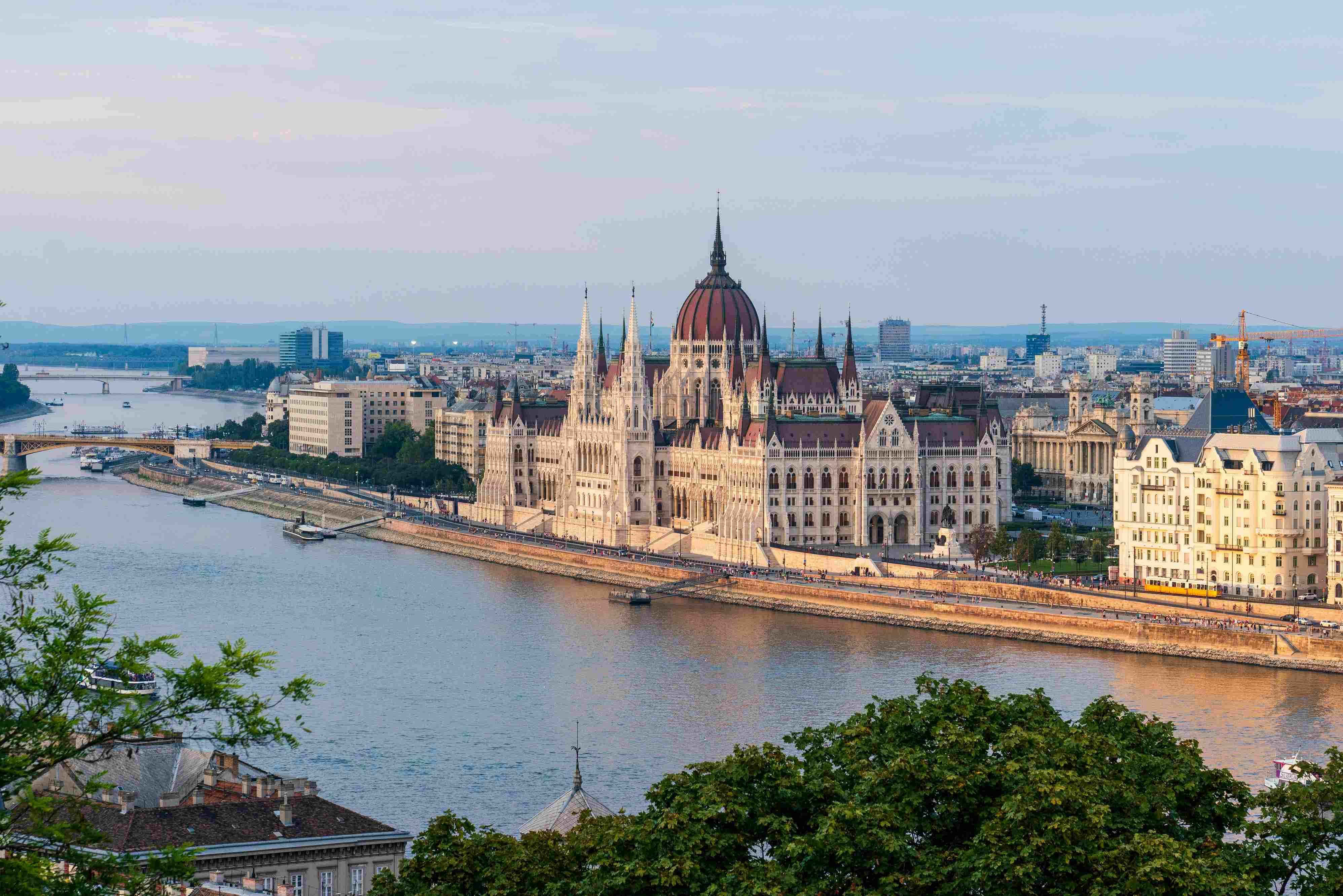 Die historische Skyline von Budapest direkt am Fluss