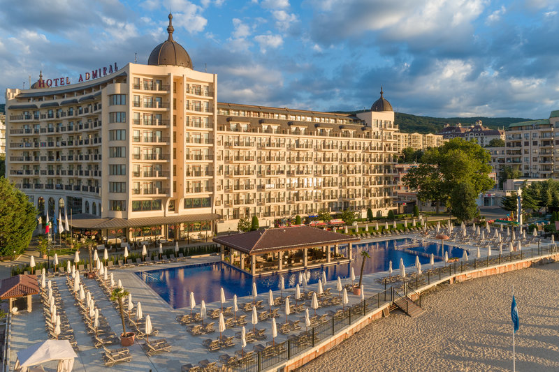 admiral-hotel-bulgarien-goldstrand Ein riesiges Hotel mit mehreren Stockwerken, Turm und Swimmingpool