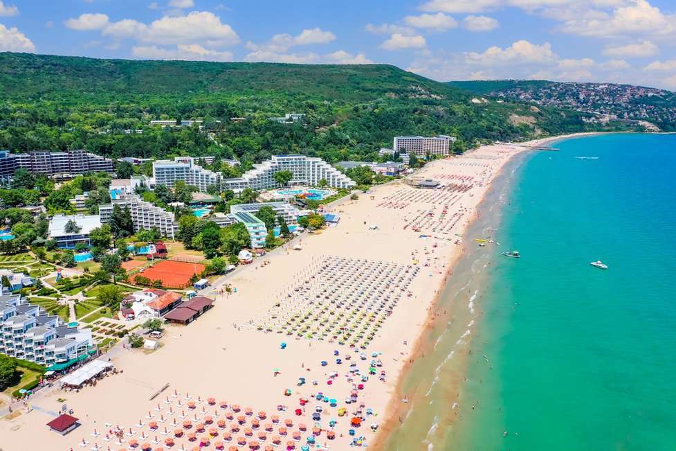Langer, breiter Sandstrand mit großen Hotelanlagen