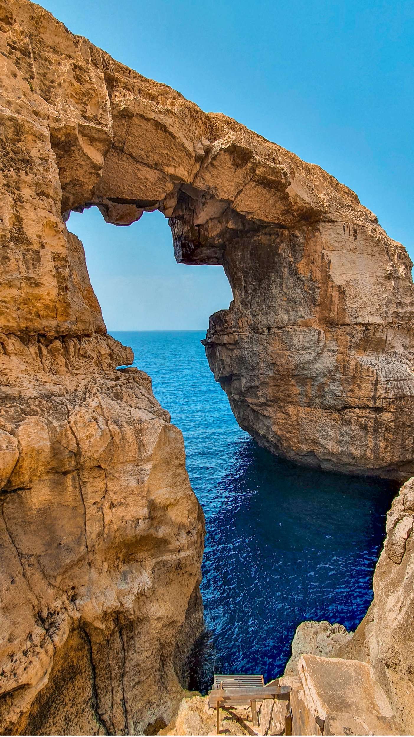 klippen-gozo skurille-klippen-auf-ruhigem-wasser