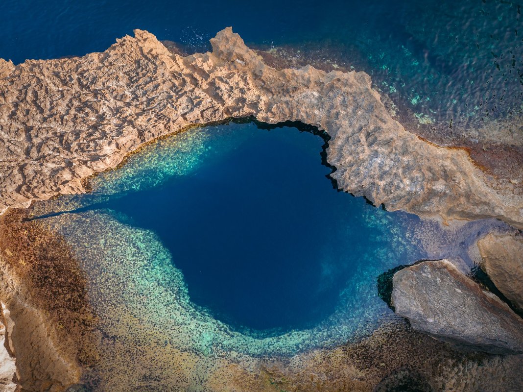 Zwischen Felsen im Meer hat isch ein natürlicher Pool gebildet gozo-urlaub