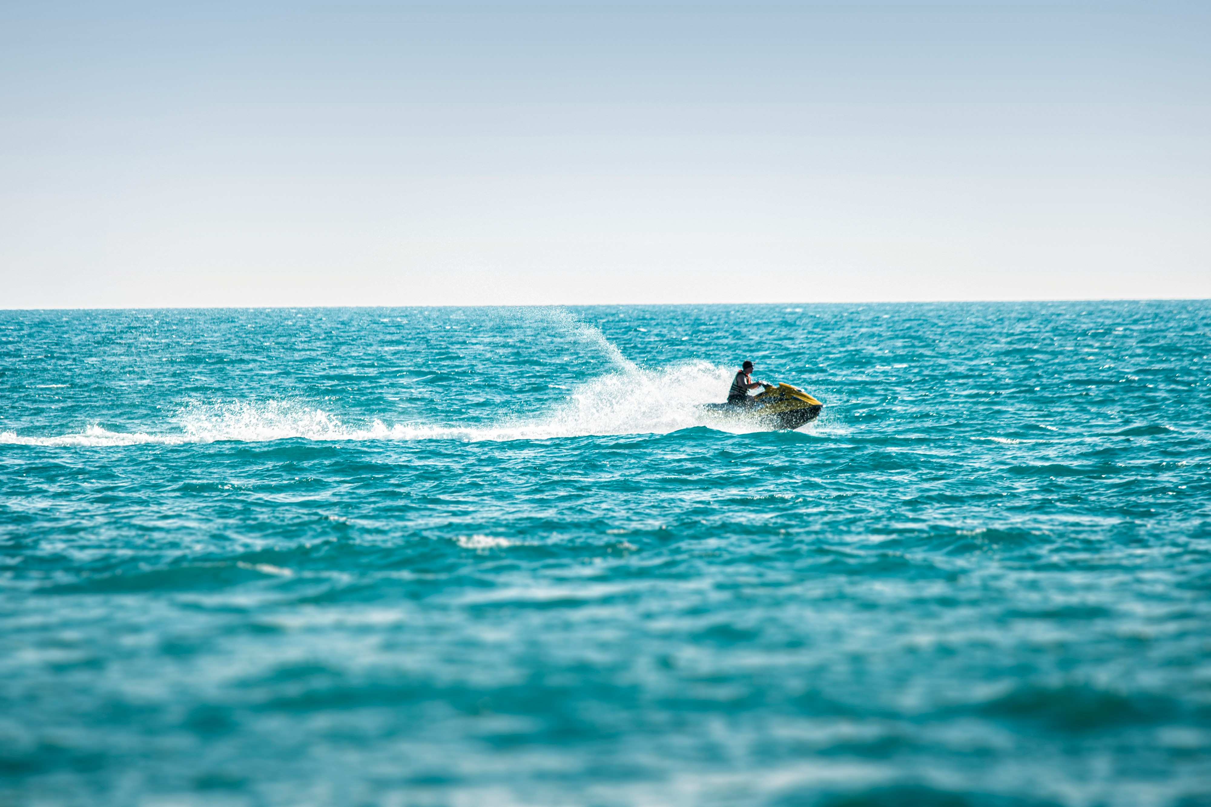 hurghada-jetski Ein Mann fährt schnell auf einem Jetski auf dem Meer