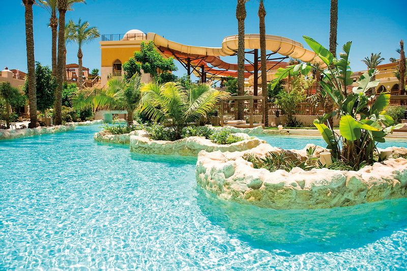 Poolandschaft im Grand Waterworld Makadi Großzügige Poolanlage mit Rutschen und Palmen
