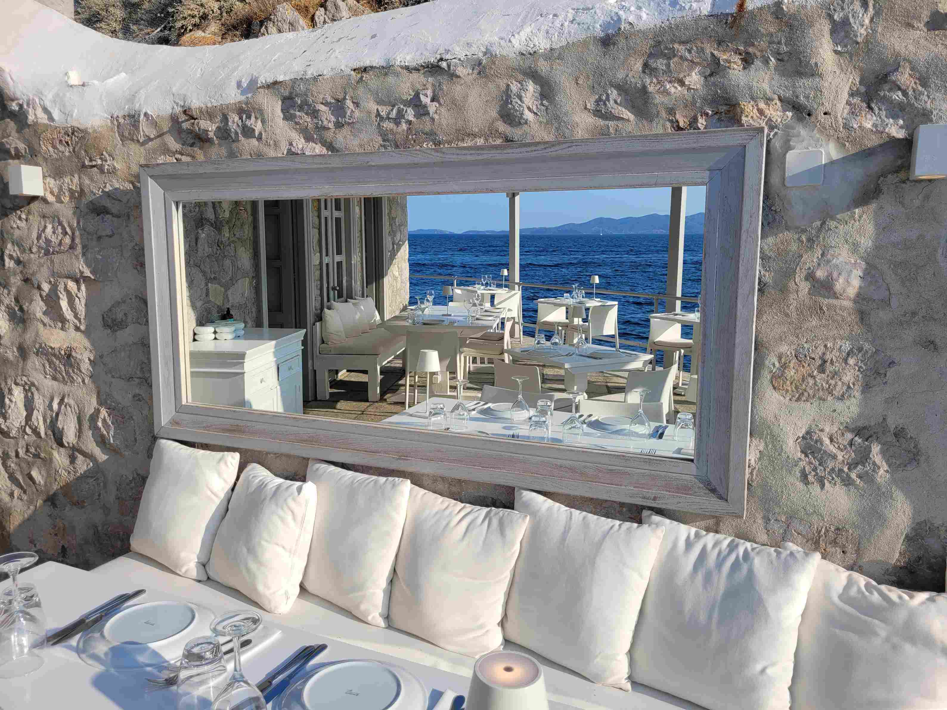 hydra-restaurant Ein gedeckter Tisch in einem Restaurant auf der griechischen Insel Hydra direkt am Meer
