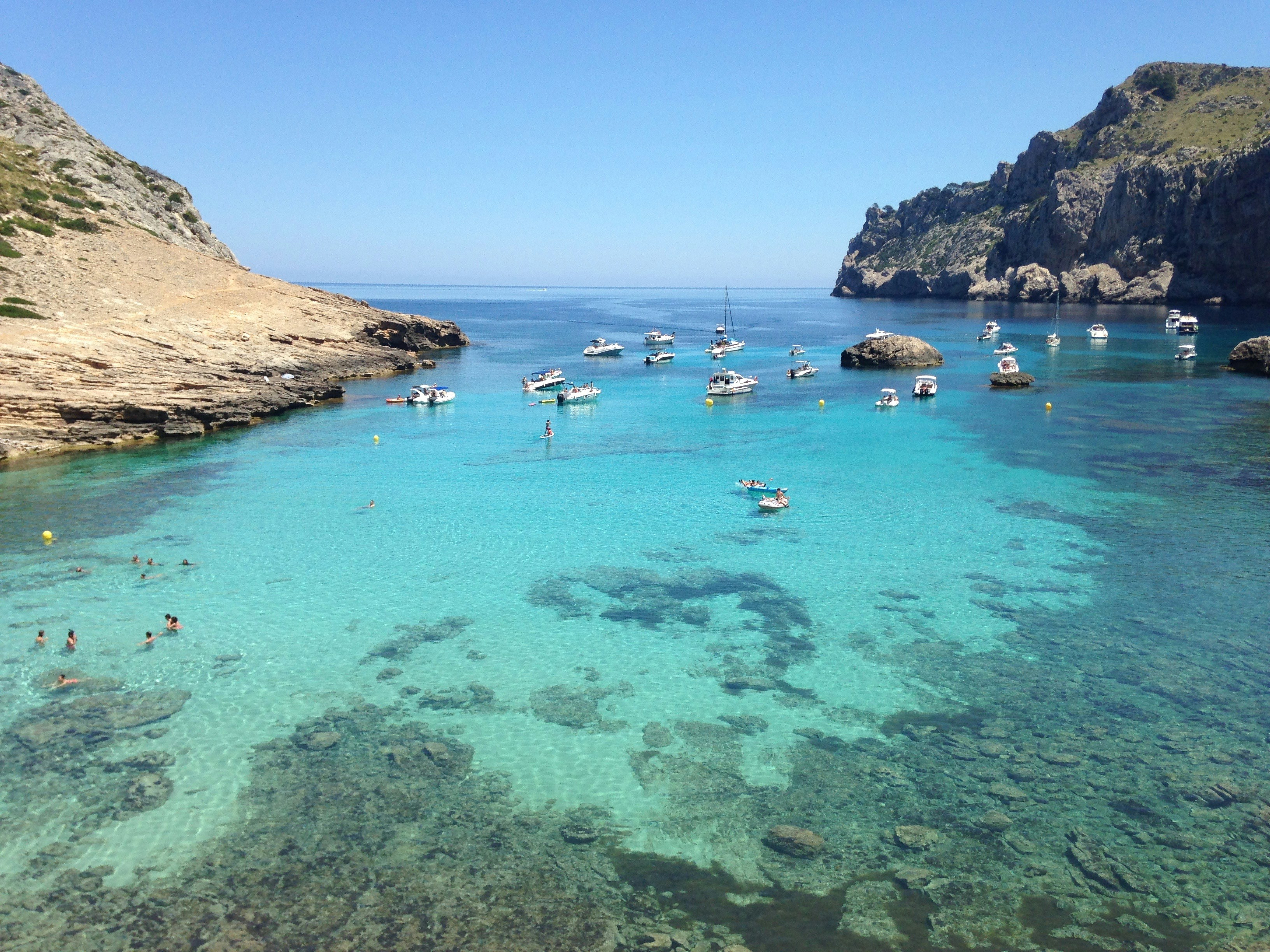 Mallorca Strände: Eine kristallklare Bucht mit Booten