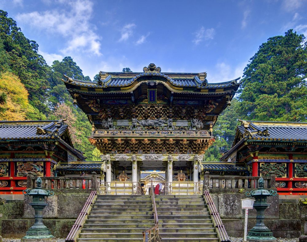 Ein japanischer Tempel im Grünen