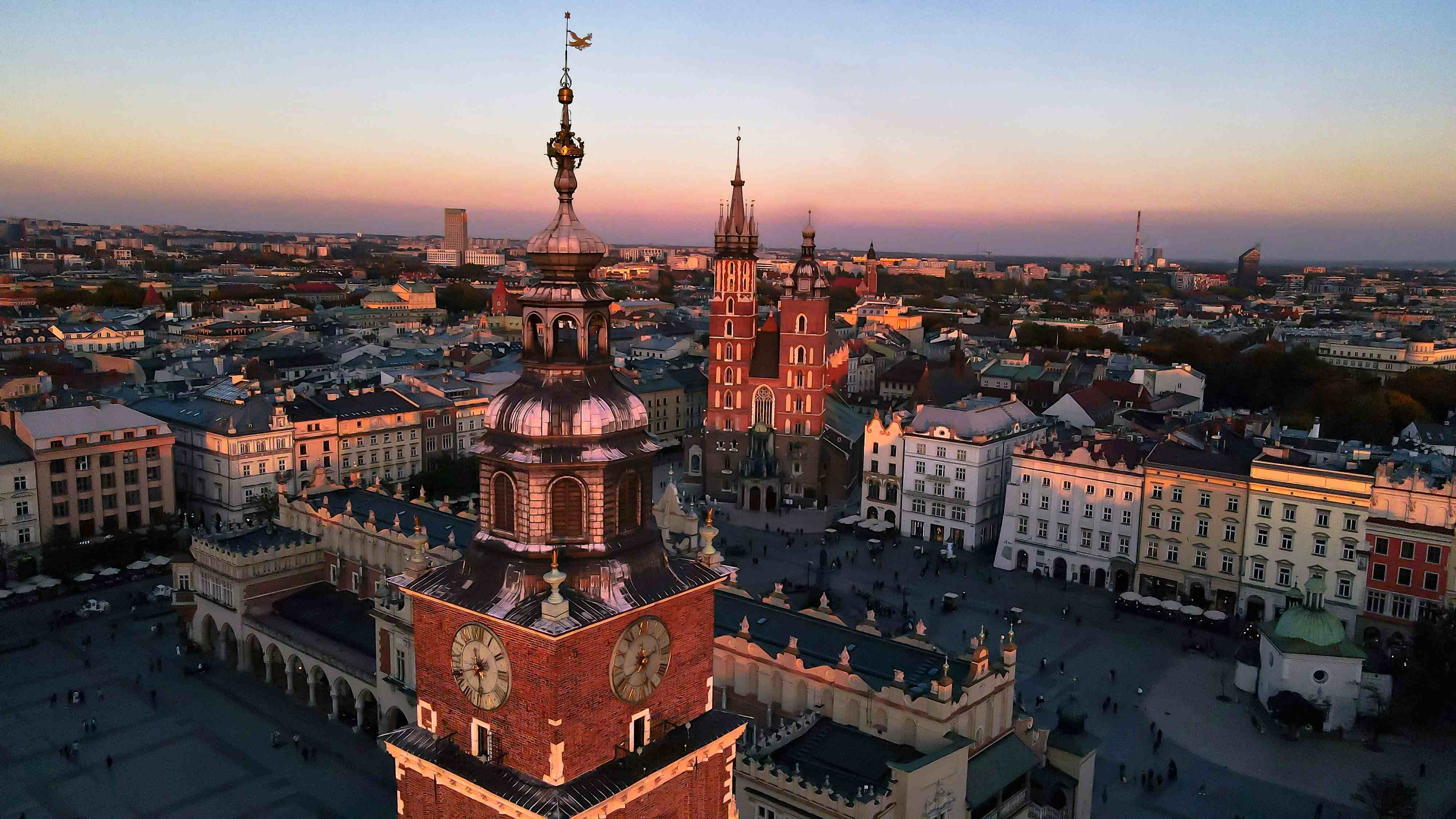 Historische Kirchen und ein Marktplatz im Abendlicht