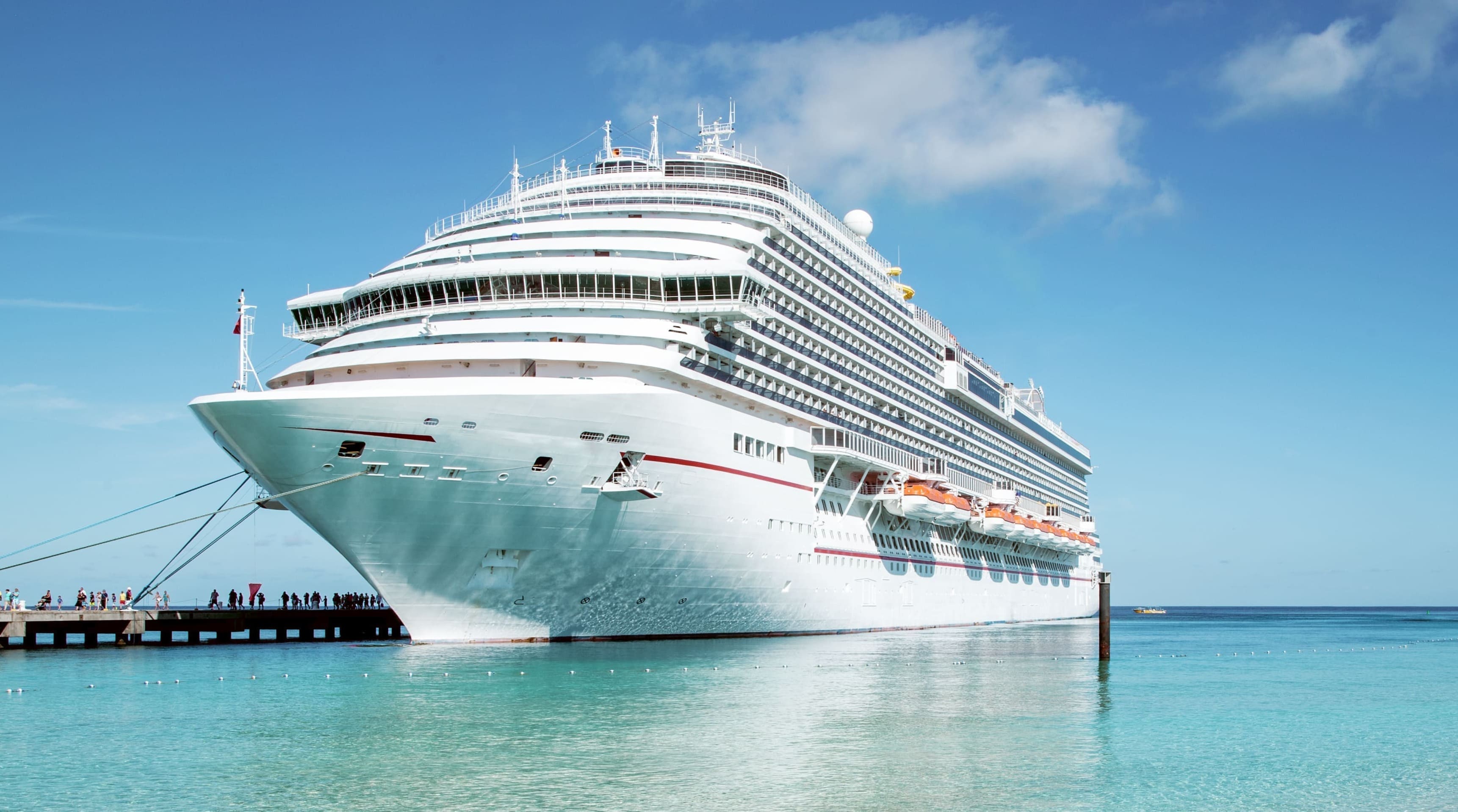 riesiges-weißes-kreuzfahrtschiff-liegt-am-hafen-an