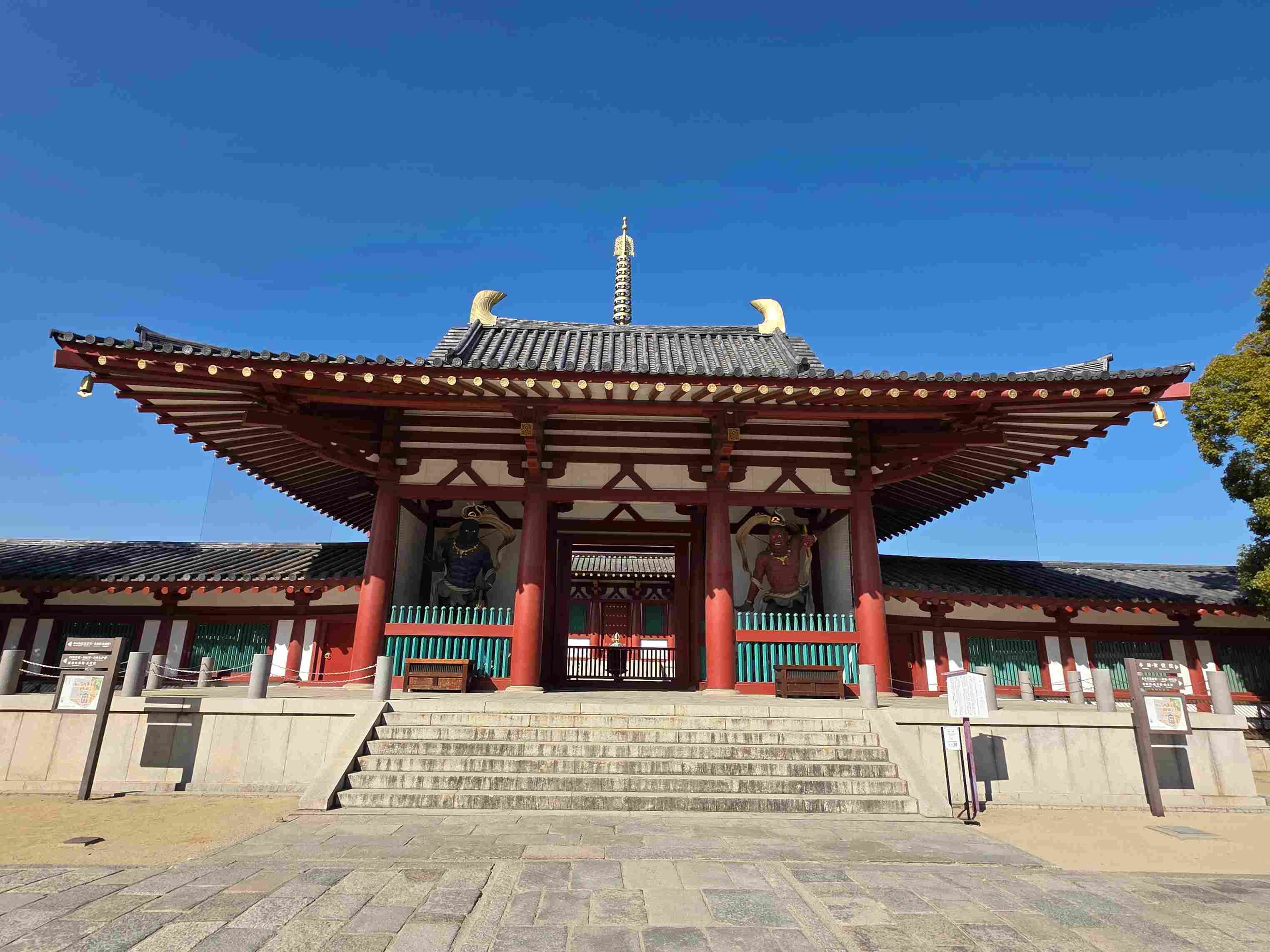 Ein japanischer Tempel unter blauem Himmel