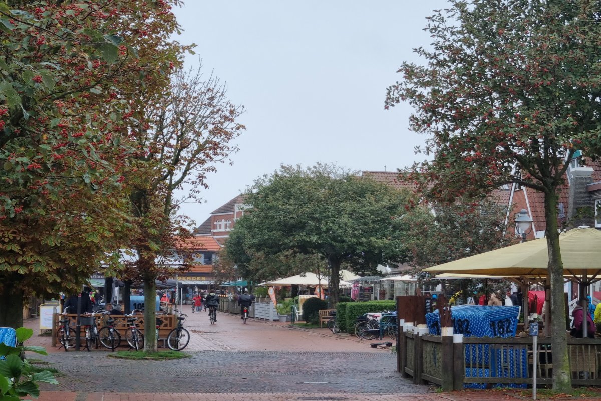 Fussgängerzone auf Langeoog mit Radfahren 