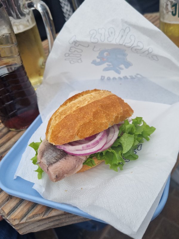 Frische Fischbrötchen mit Zwiebeln und Salat