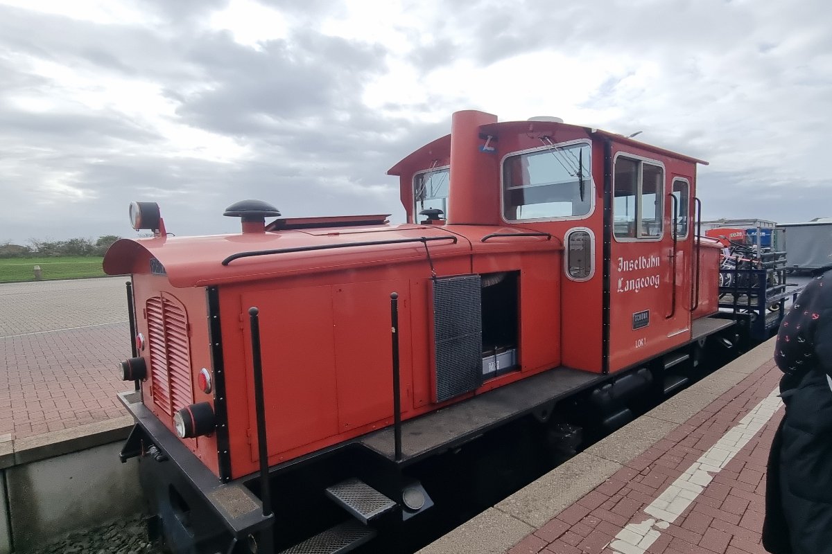 Rote Lokomotive der Inselbahn Langeoog