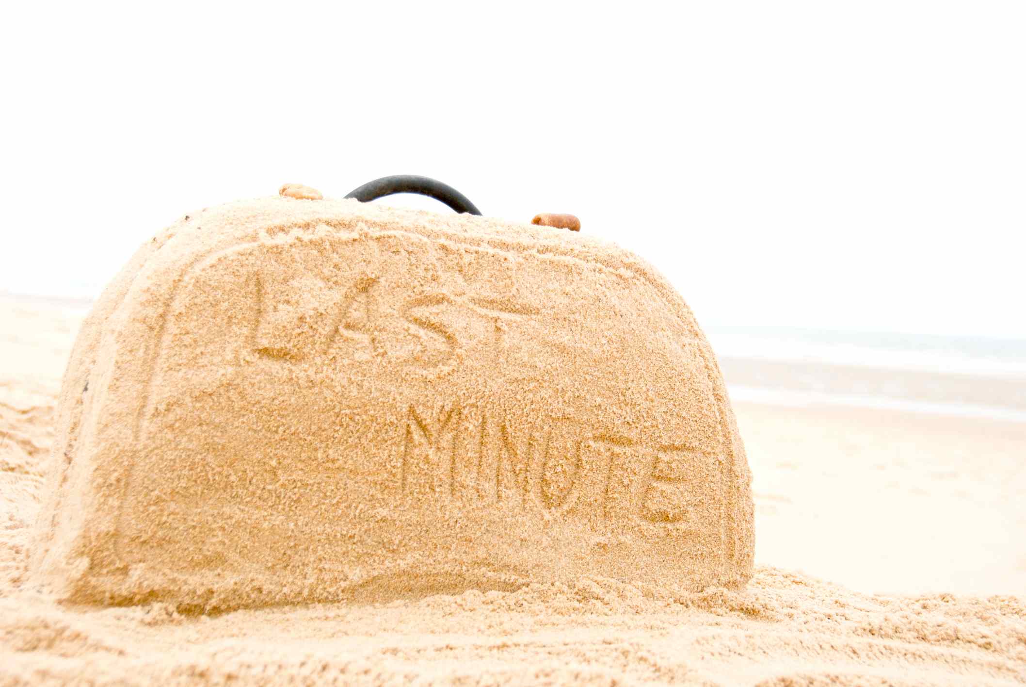lastminute ein-koffer-aus-sand-auf-dem-last-minute-steht