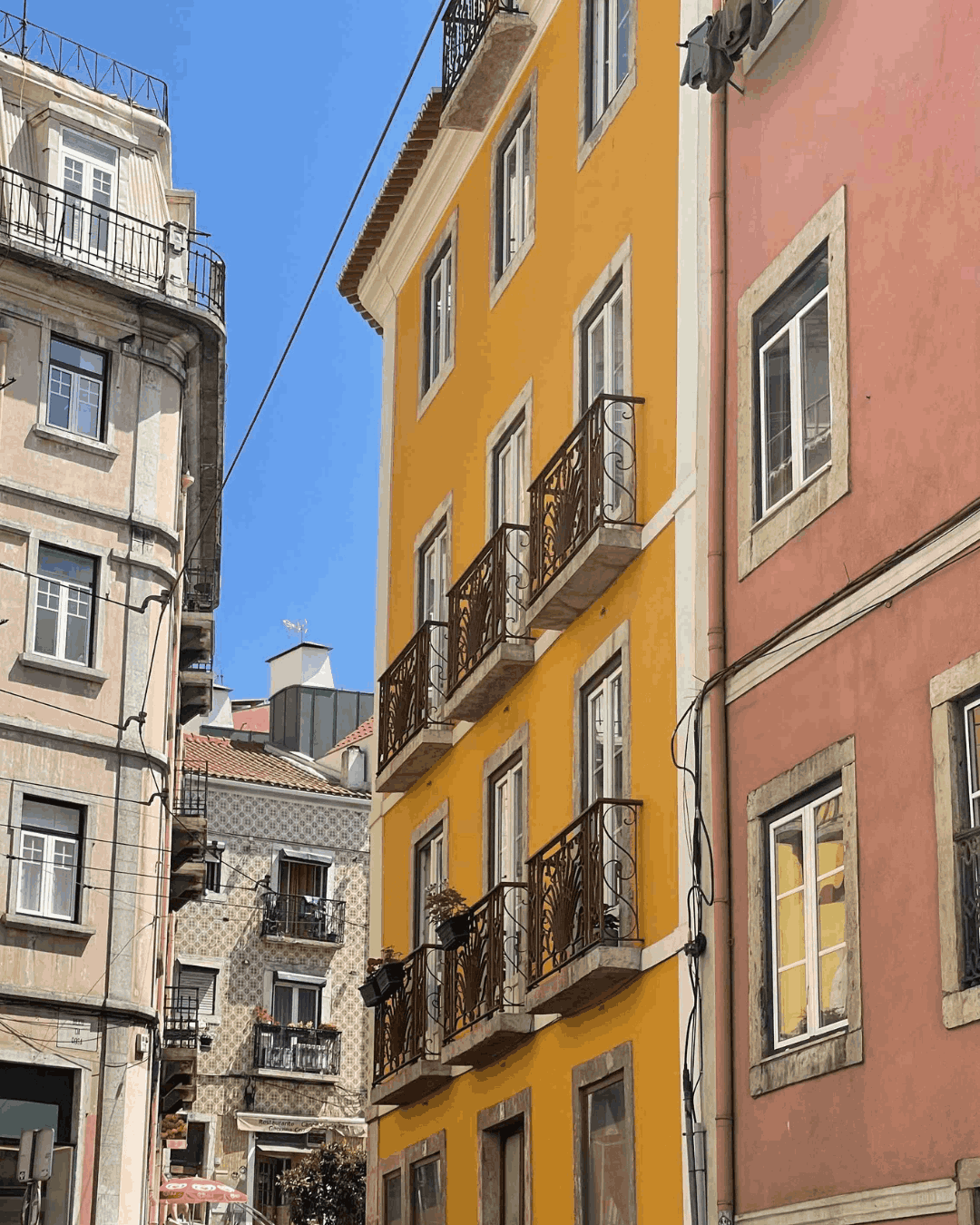 Bunte und typisch portugiesische Fliesen an Hausfassaden 