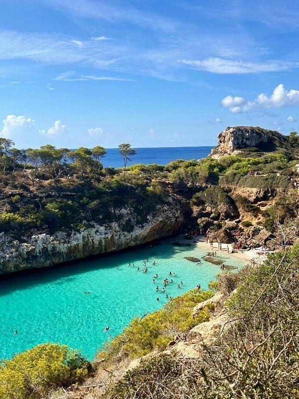 Familienurlaub Mallorca Badende Familien mit Kindern im Mittelmeer