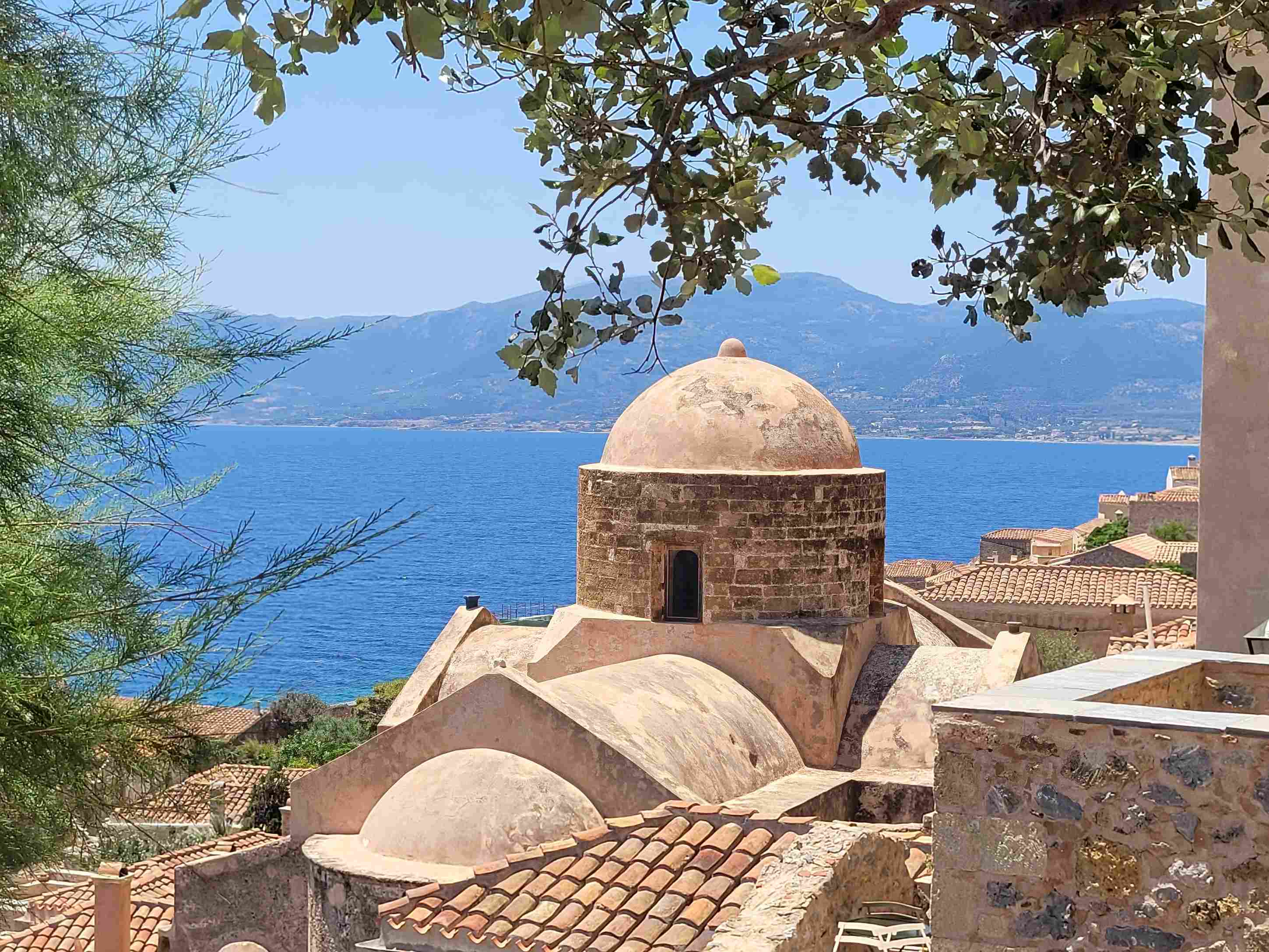 Ein alter Glockenturm direkt am Meer