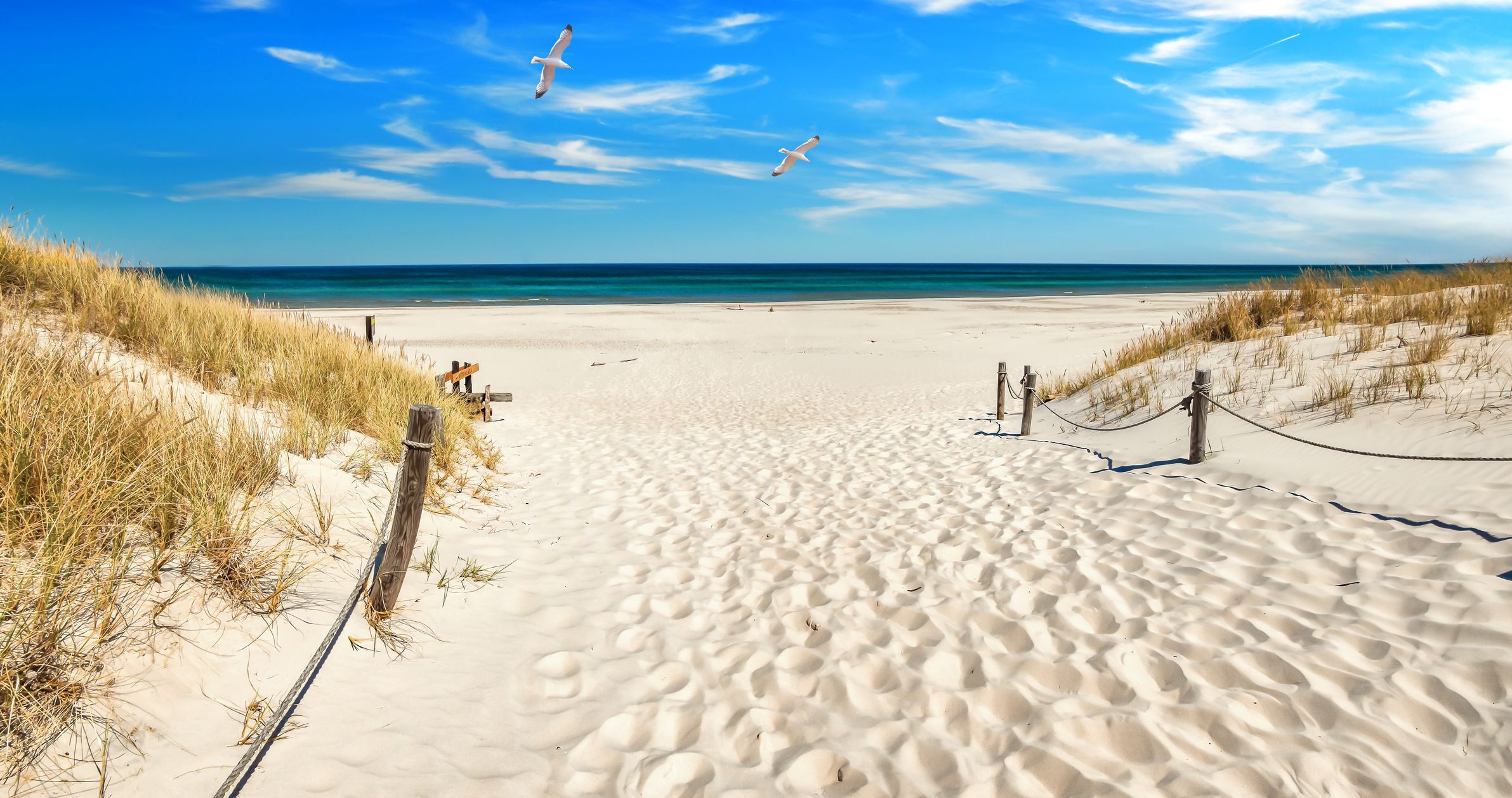 Strandaufgang zum breiten weißen Ostseestrand