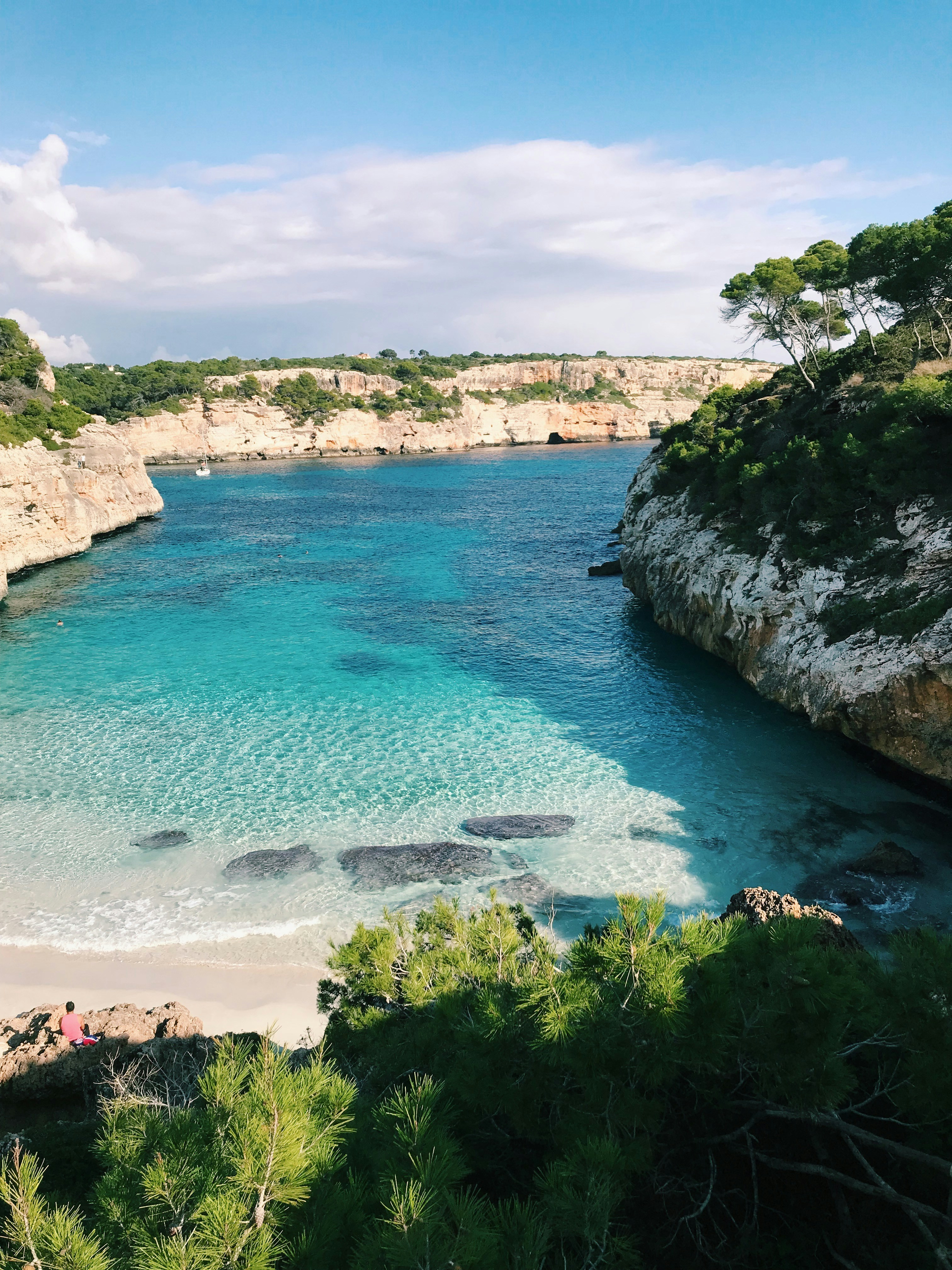 Mallorca Cala: EIne kristallklare, türkise Bucht zwischen Felsen, menschenleer