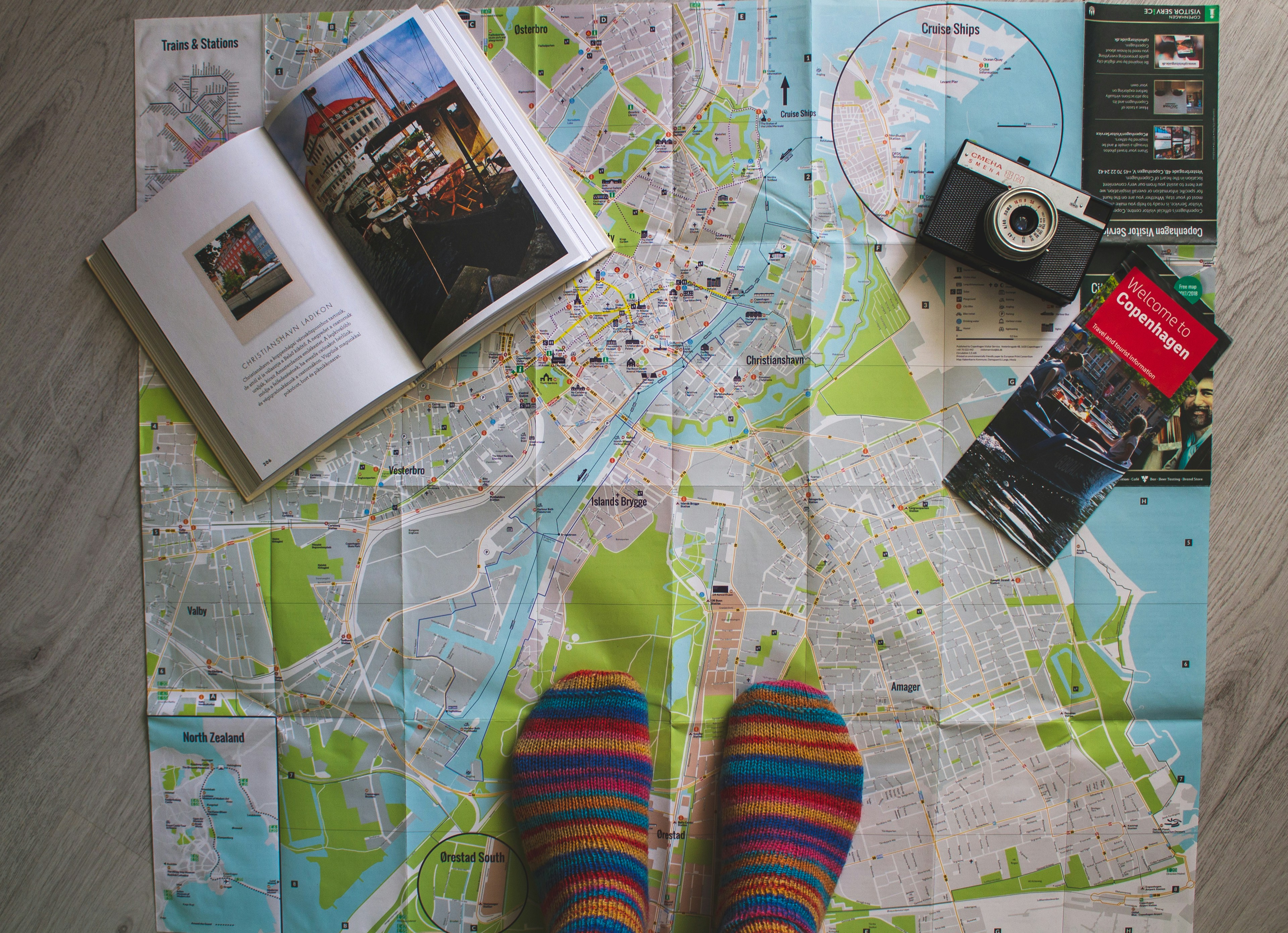 landkarte-mit-reiseführer-und-kamera