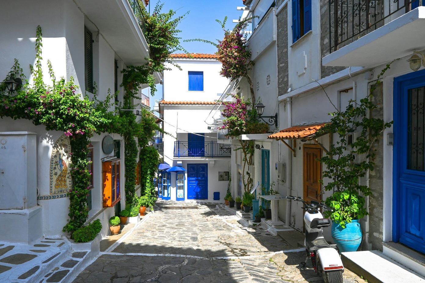 Skiathos Urlaub Griechische Altstadtgasse in weiß blau mit Pflanzen