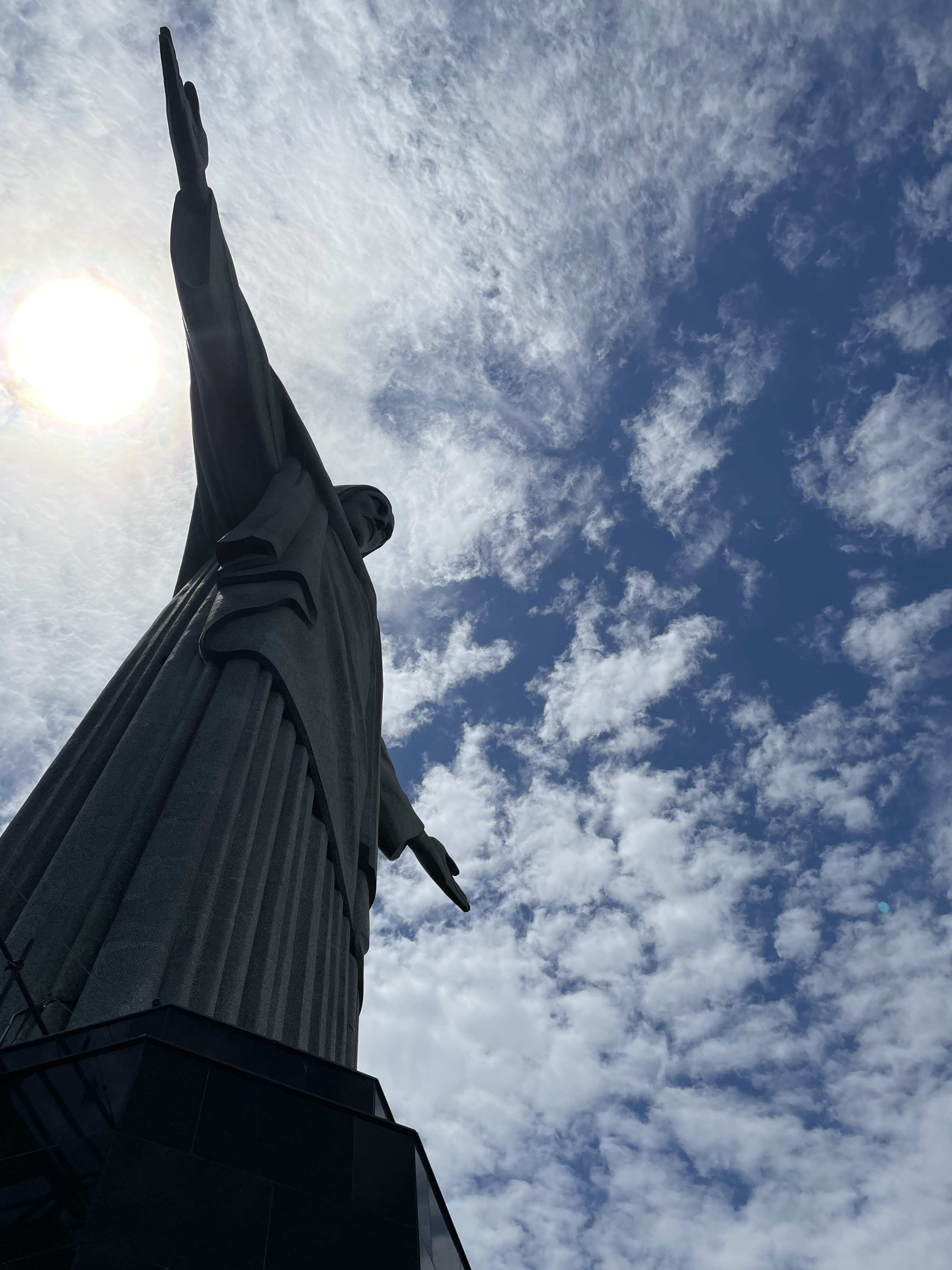 Die riesige Christusstatue von Rio ragt in den blauen Himmel mit weißen Wölkchen