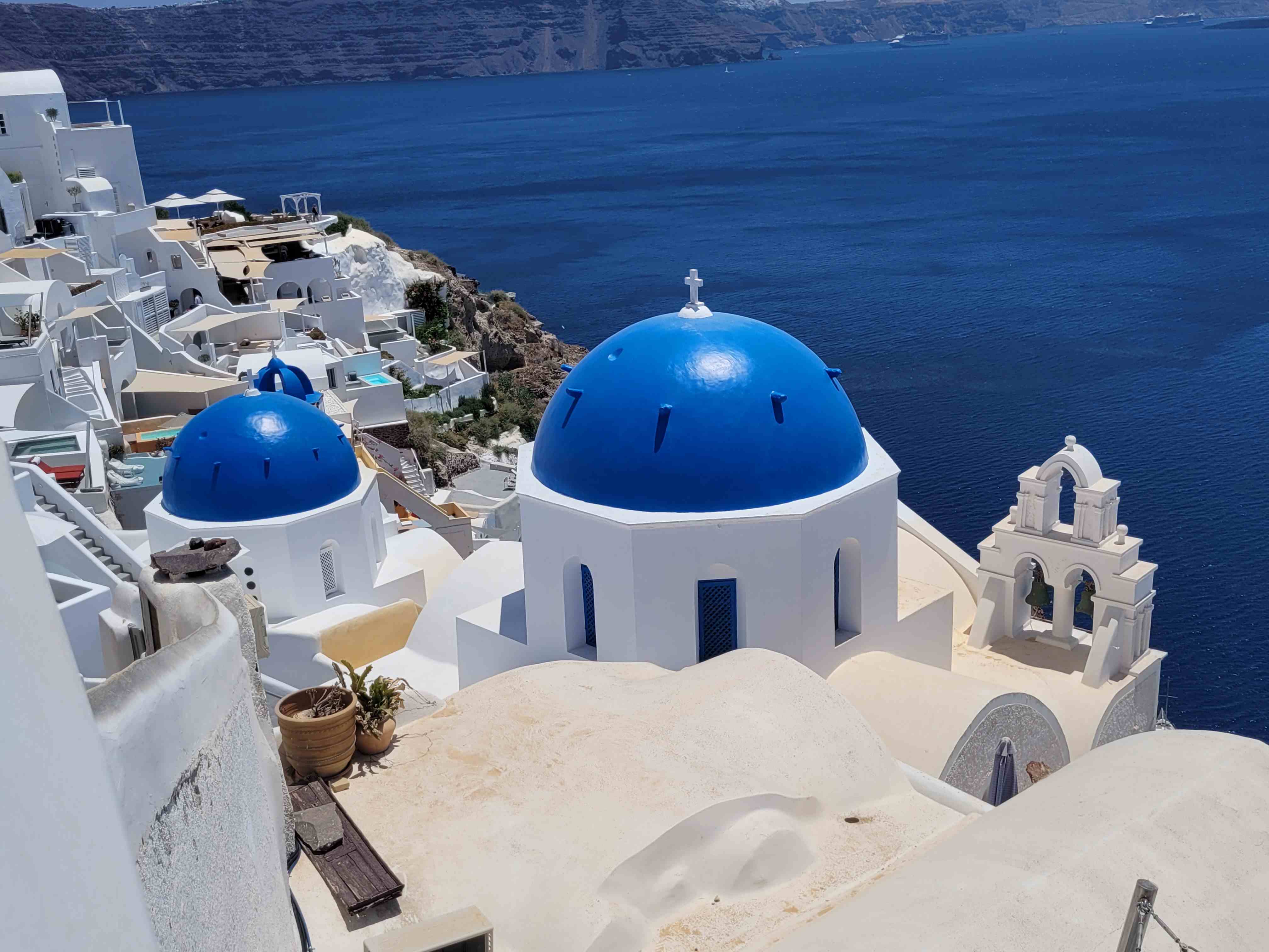 Die weiß-blauen Kirchen und Gebäude an der Küste von Santorini