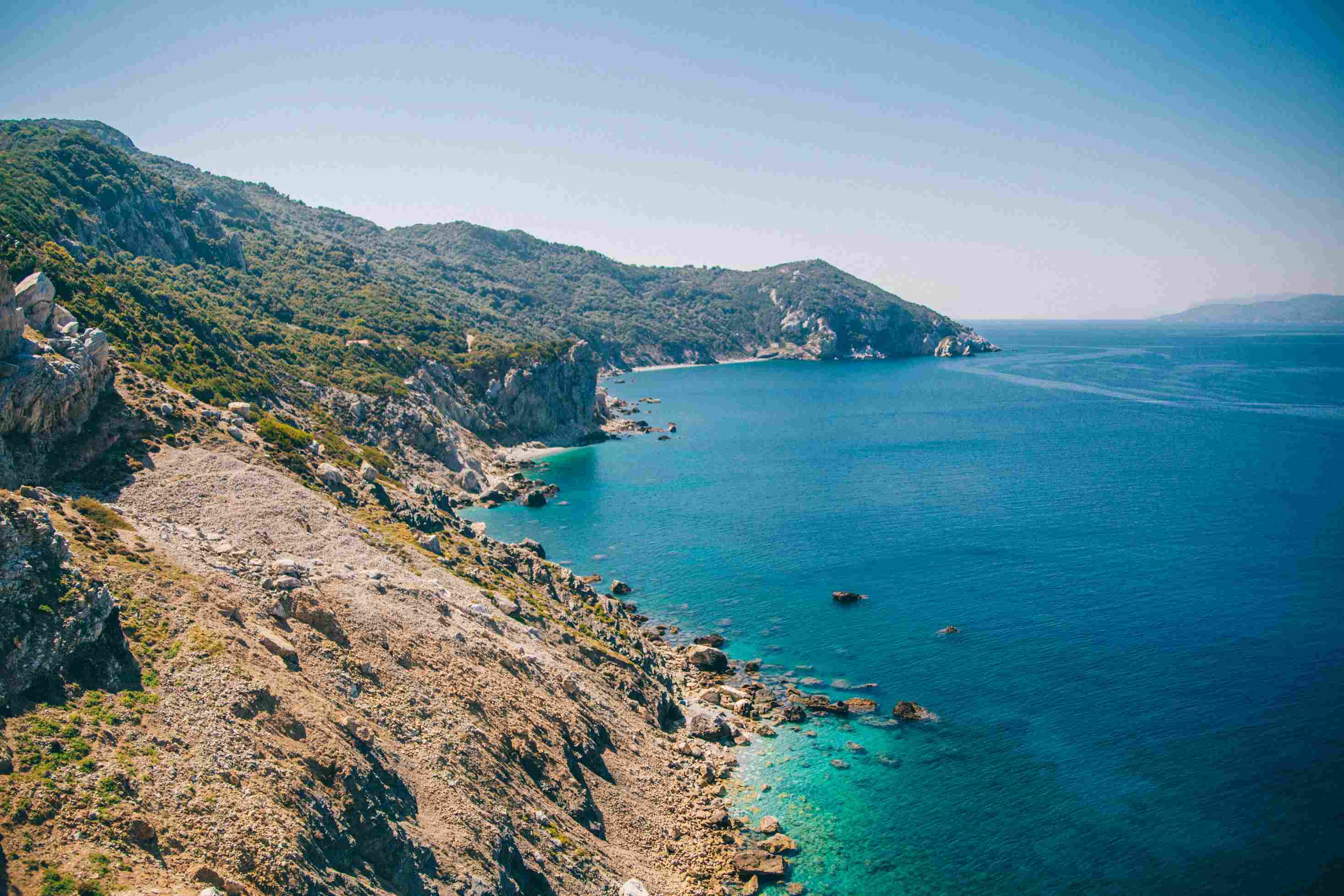 Ein wilder, felsiger Küstenabschnitt auf Skiathos