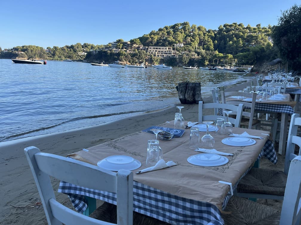 Fisch-Restaurant am Strand Gedeckte Tische eines Restaurants stehen direkt am Strand auf dem Sand