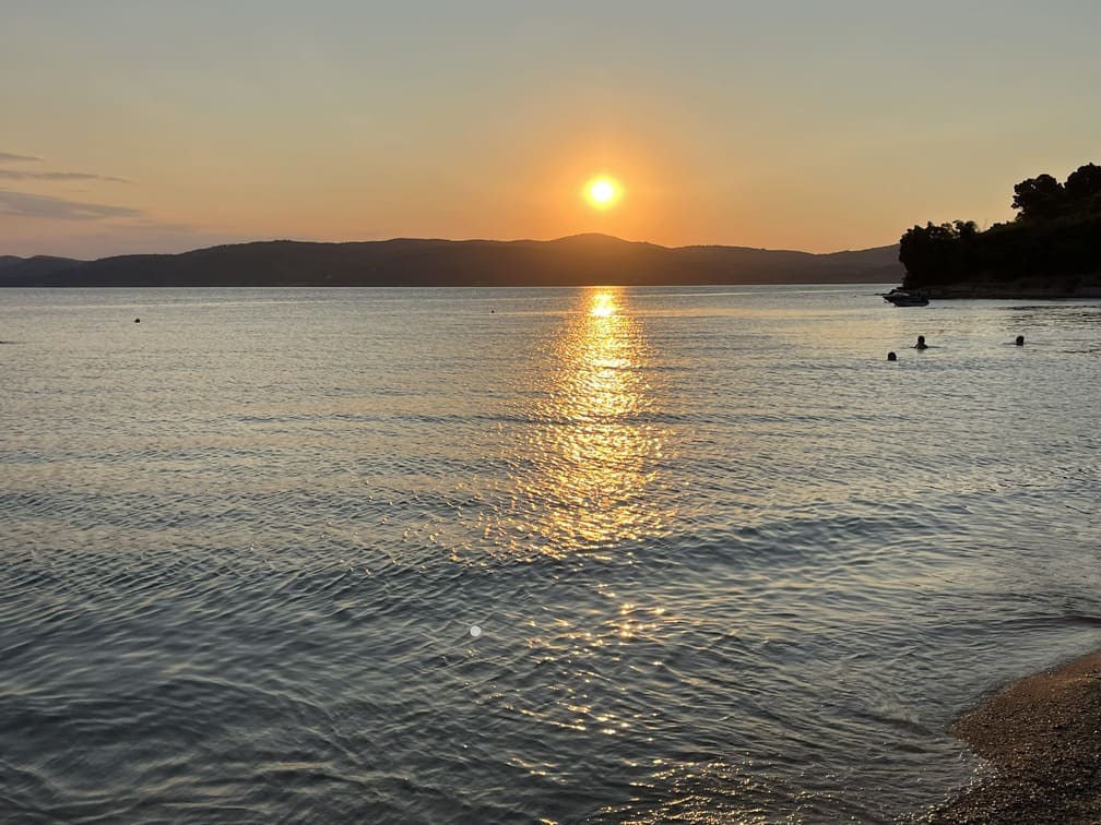Sonnenuntergang während des Abendessens Stimmungsvoller Sonnenuntergang am Meer