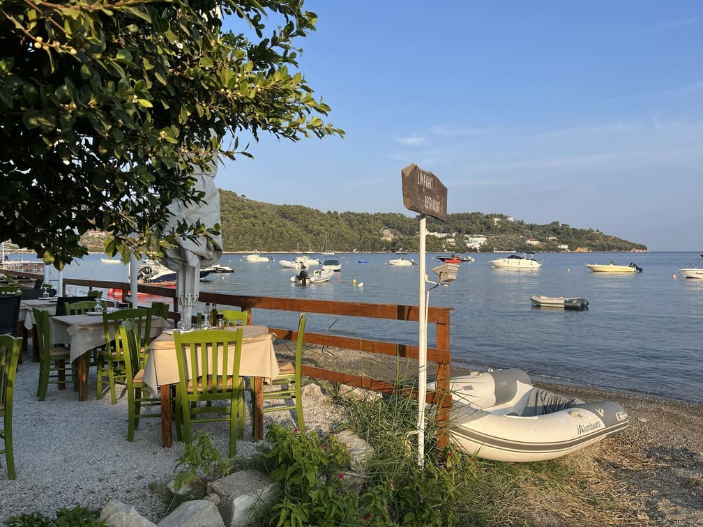 Am Randes des Hafens von Skiathos Landestypisches Restaurant direkt am Meer am Hafen von Skiathos