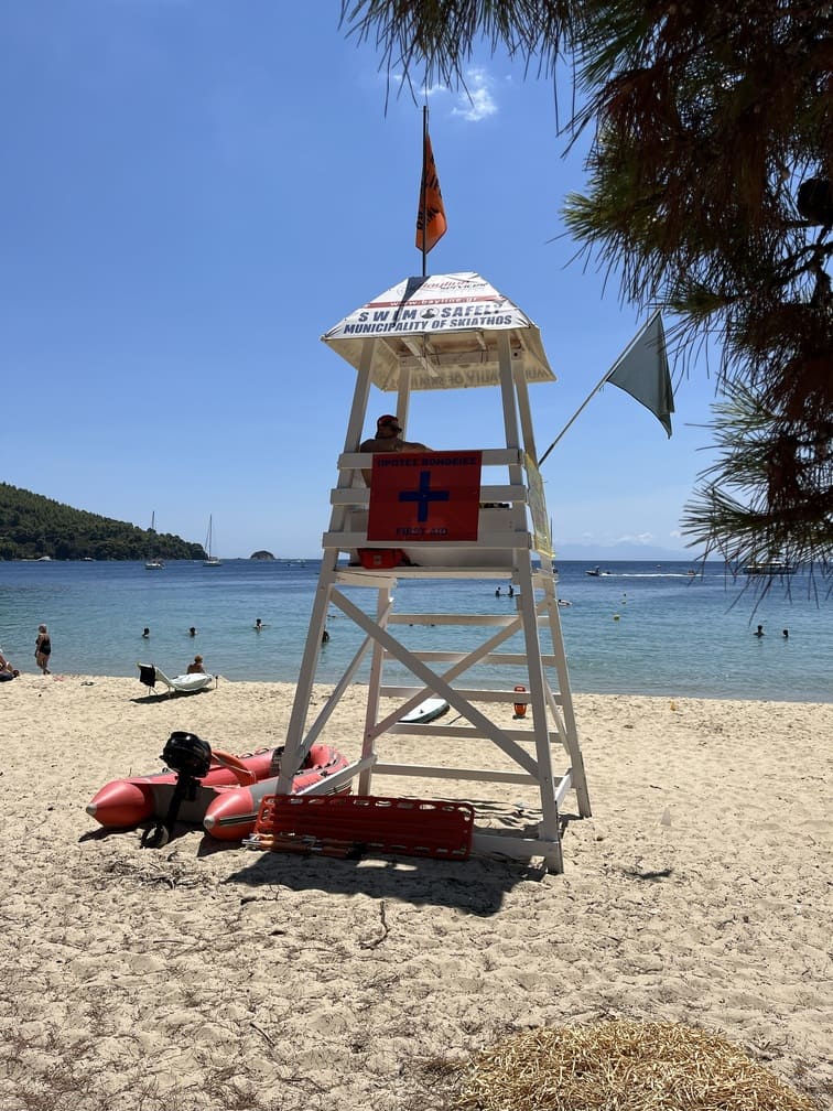 Skiathos Urlaub Achladies Strand Rettungsschwimmerturm aus Holz am Strand