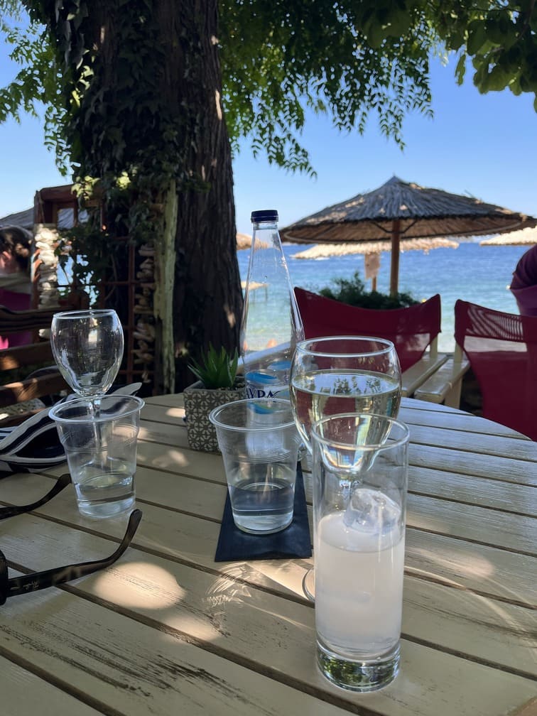 Skiathos Urlaub für Genießer Gedeckter Tisch mit Gläsern in einer Taverne