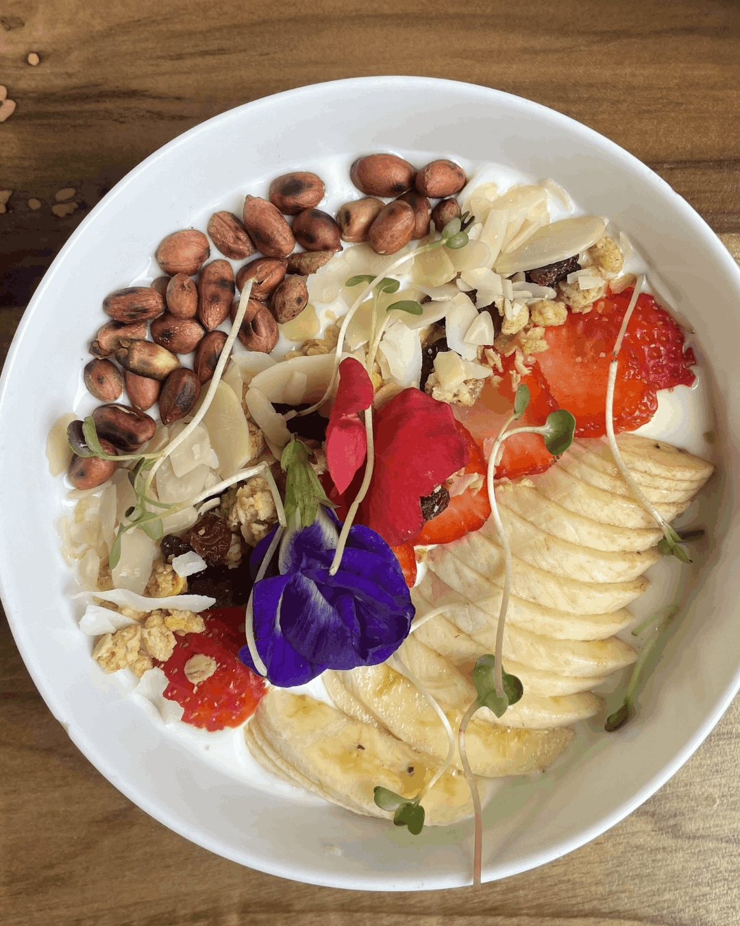sri-lanka-western-food Eine Joghurt-Bowl mit Früchten faziert mit Blumen
