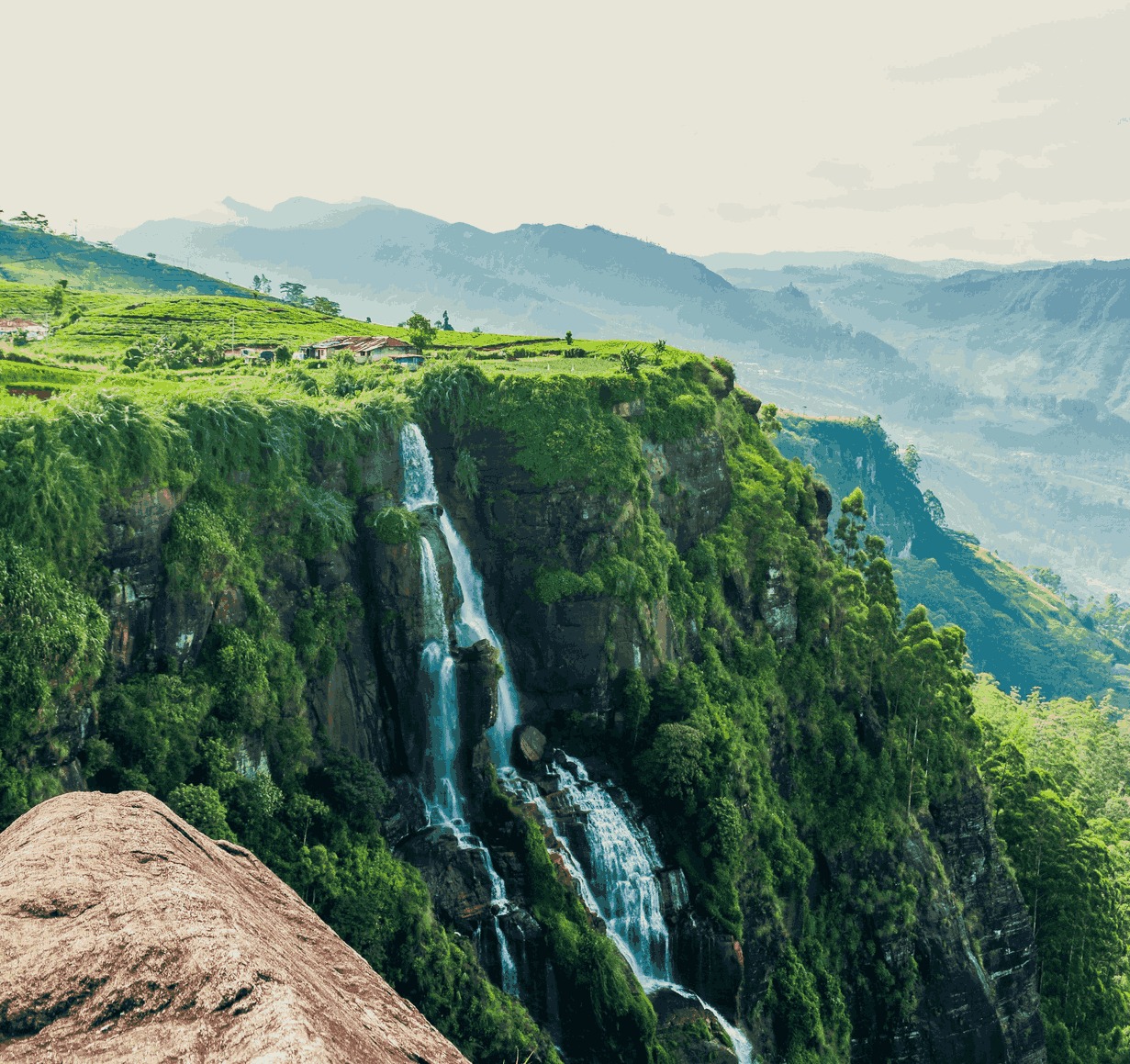sri-lanka-wasserfall Ein Wasserfall mitten in einer grünen berglandschaft