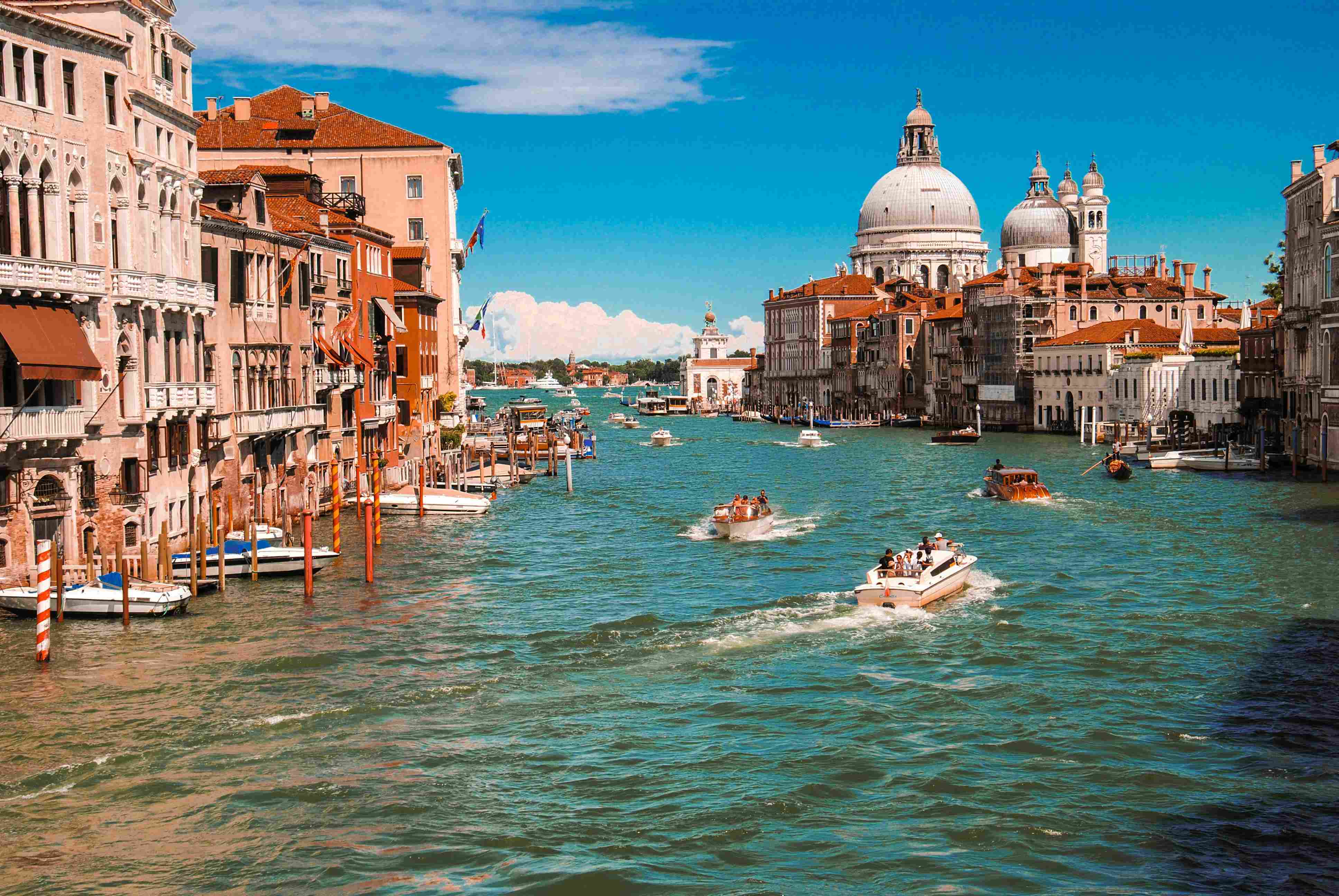 Ein venezianischer Kanal mit Booten