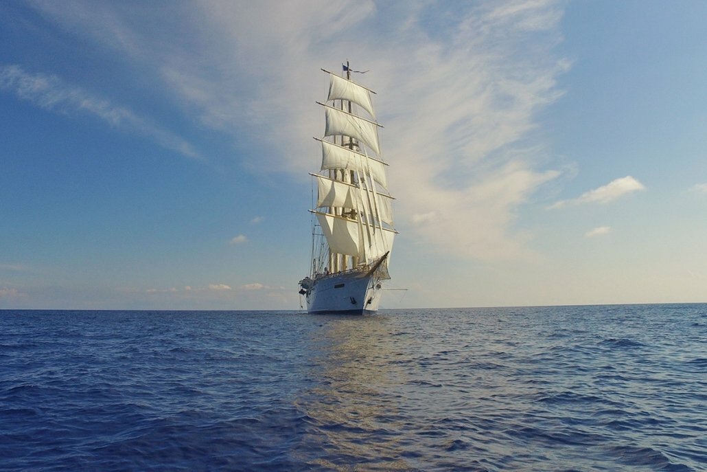 Das weiße Segelkreuzfahrtschiff Star Clipper von vorne auf dem blauen Meer