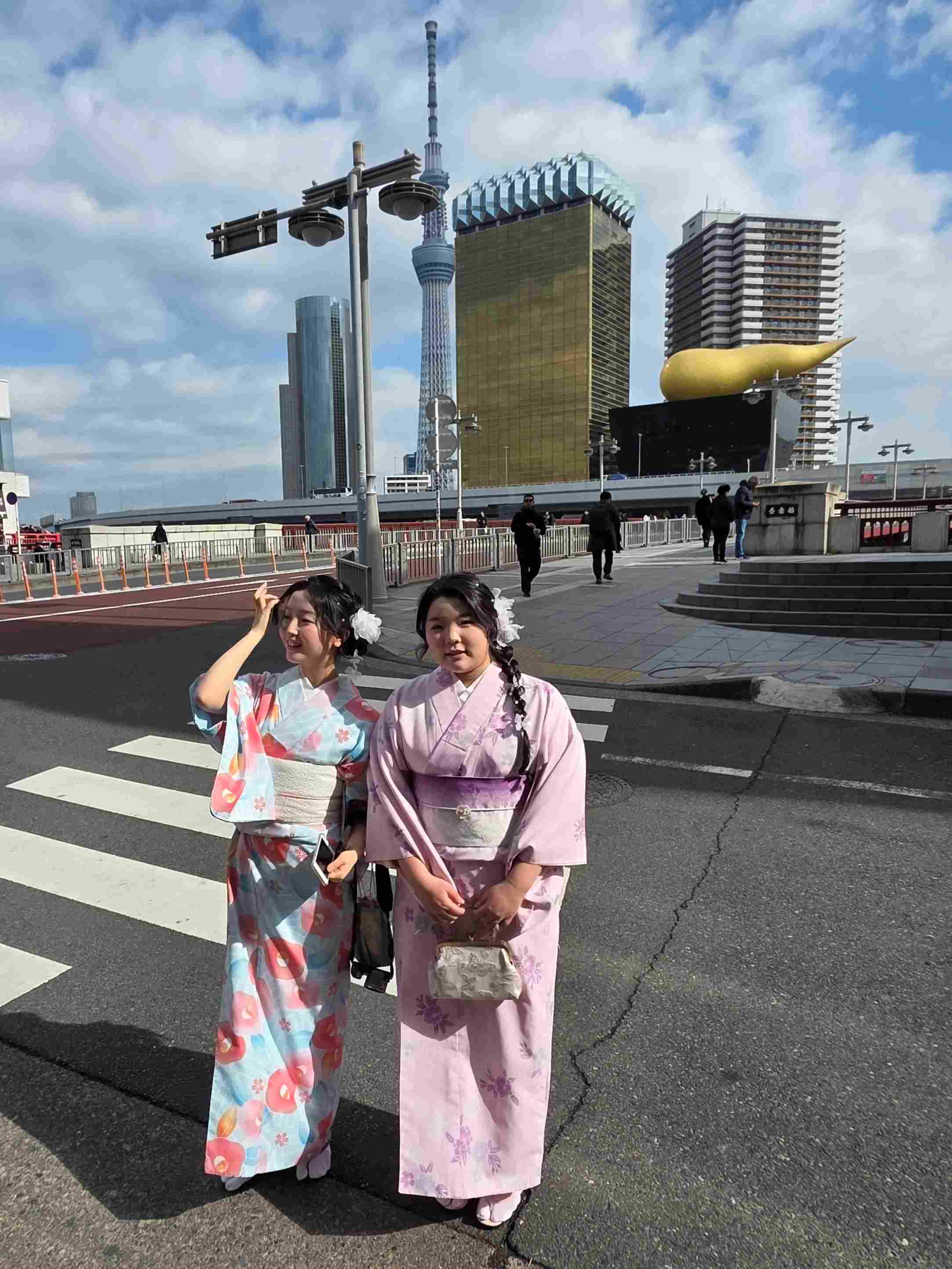 Zwei traditionell japanisch gekleidete Frauen auf einer Straße in Tokio