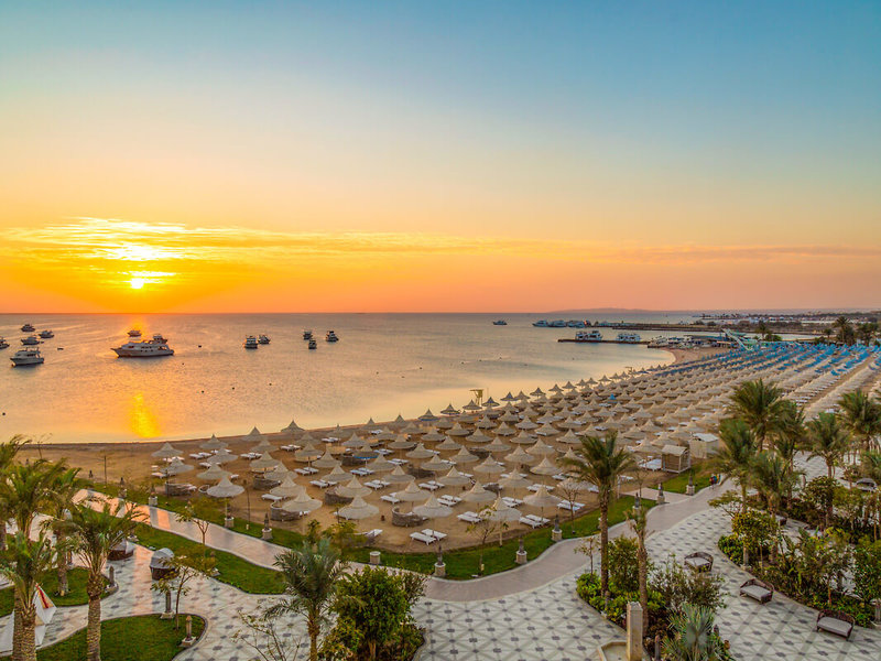 Ägypten Urlaub Ein breiter Sandstrand mit Sonnenliegen und -schirmen
