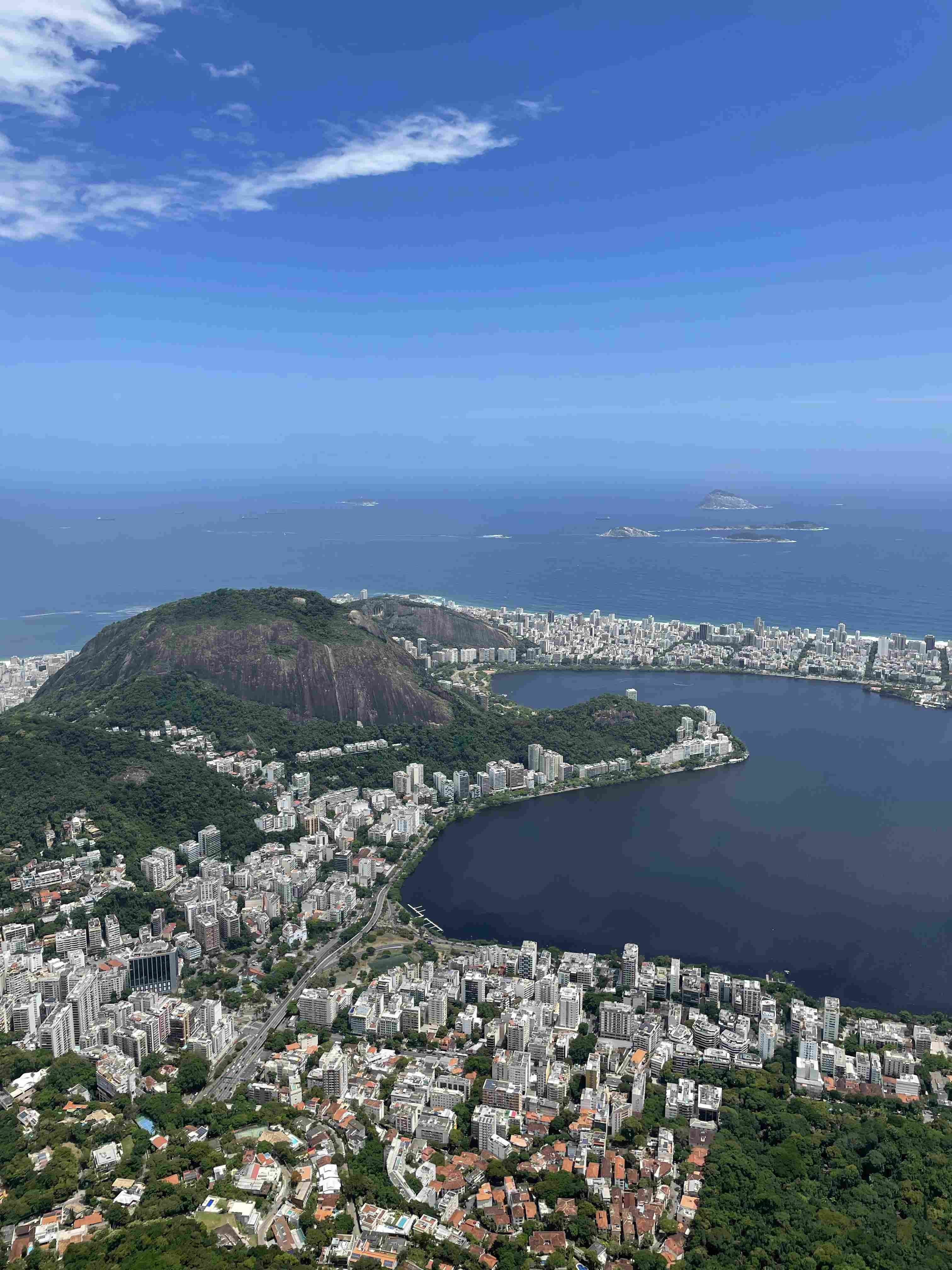 aussichtspunkt-rio Die Aussicht auf eine Bucht mit Bergen und das Meer in Rio